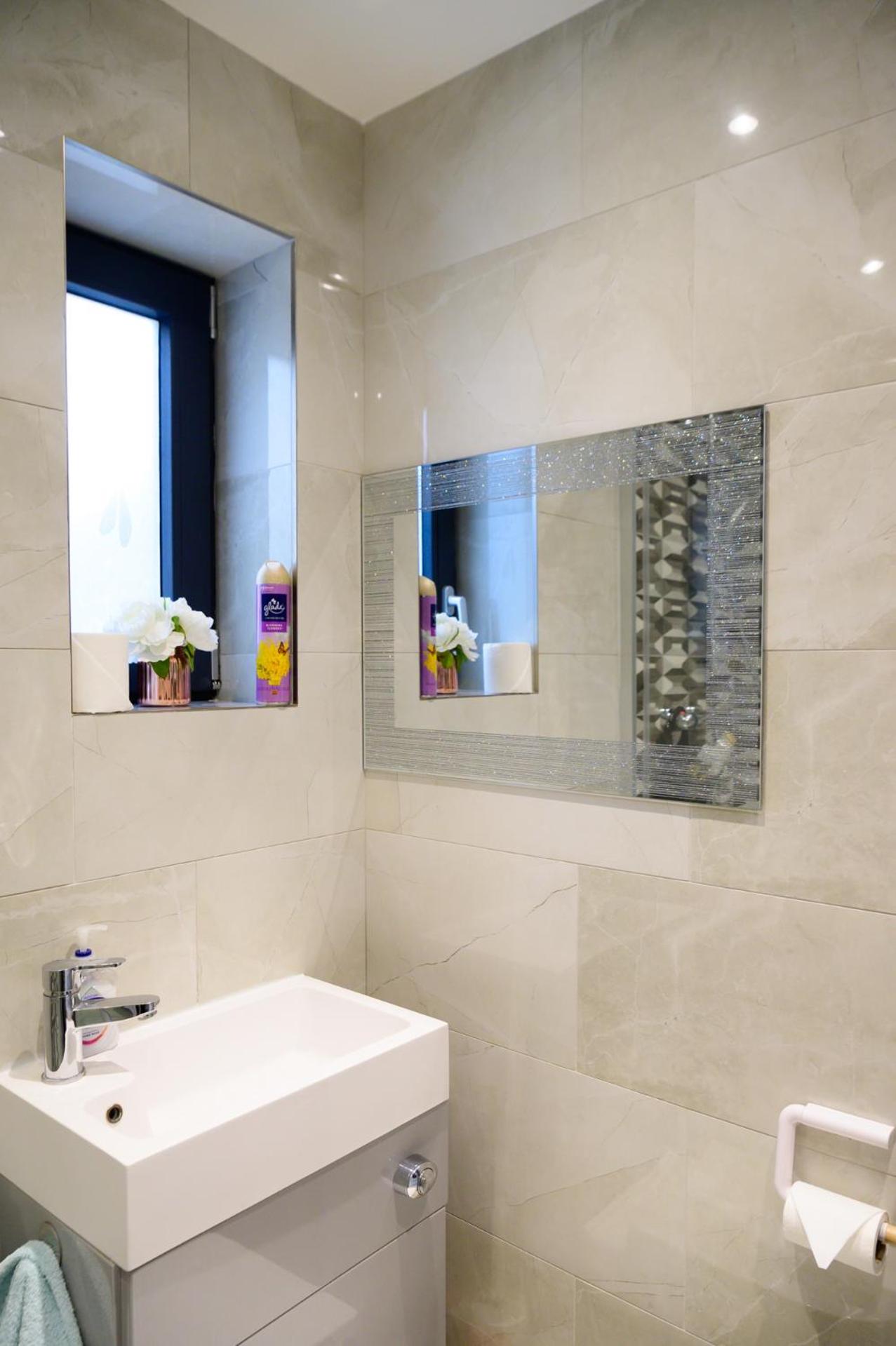 Located in the peaceful NG8 Wollaton , Perfect for Business Trips & Family Holidays or working proffesionals-long term deals, M1 Nearby , Free Parking , Pr