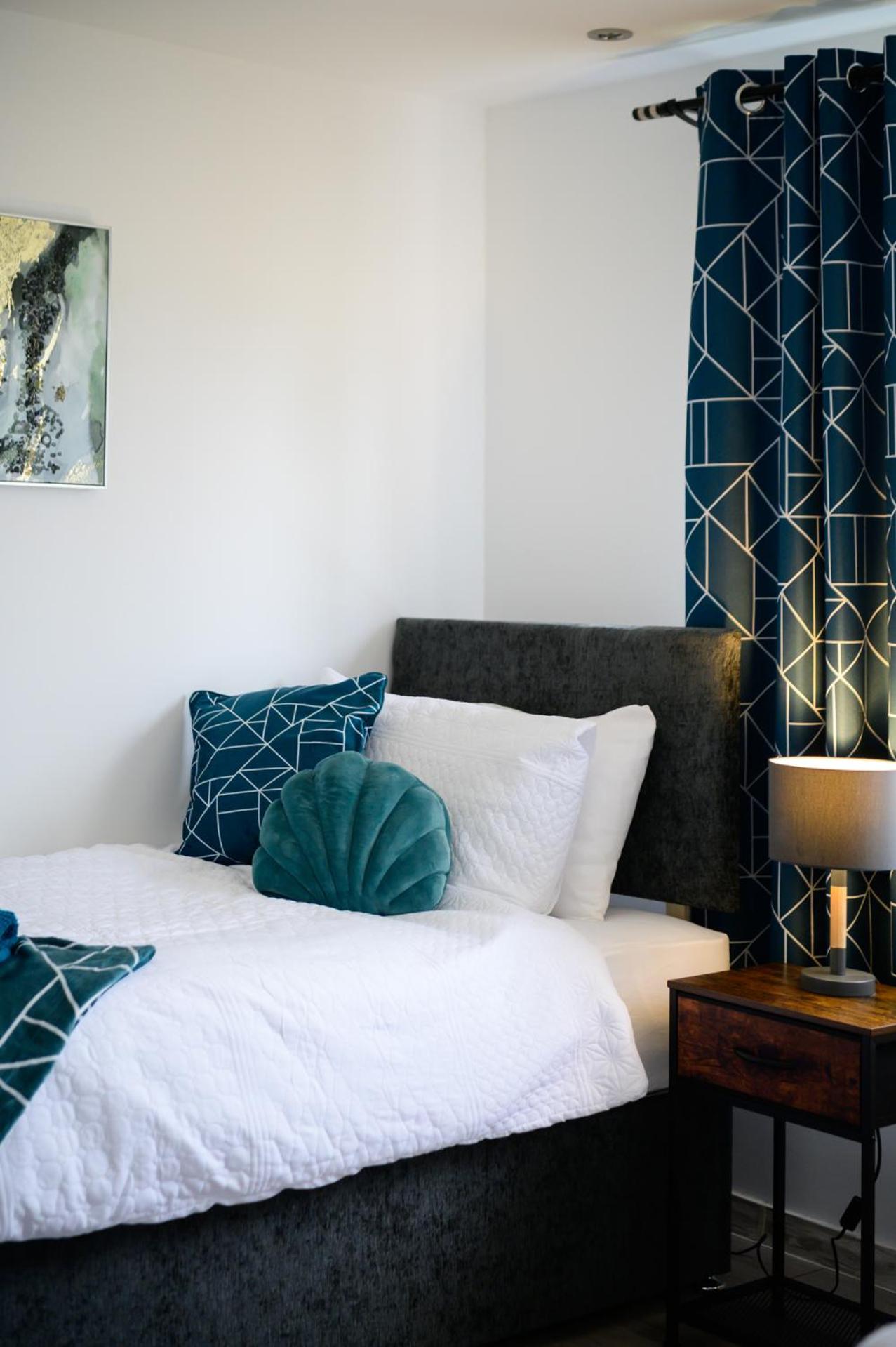 Located in the peaceful NG8 Wollaton , Perfect for Business Trips & Family Holidays or working proffesionals-long term deals, M1 Nearby , Free Parking , Pr