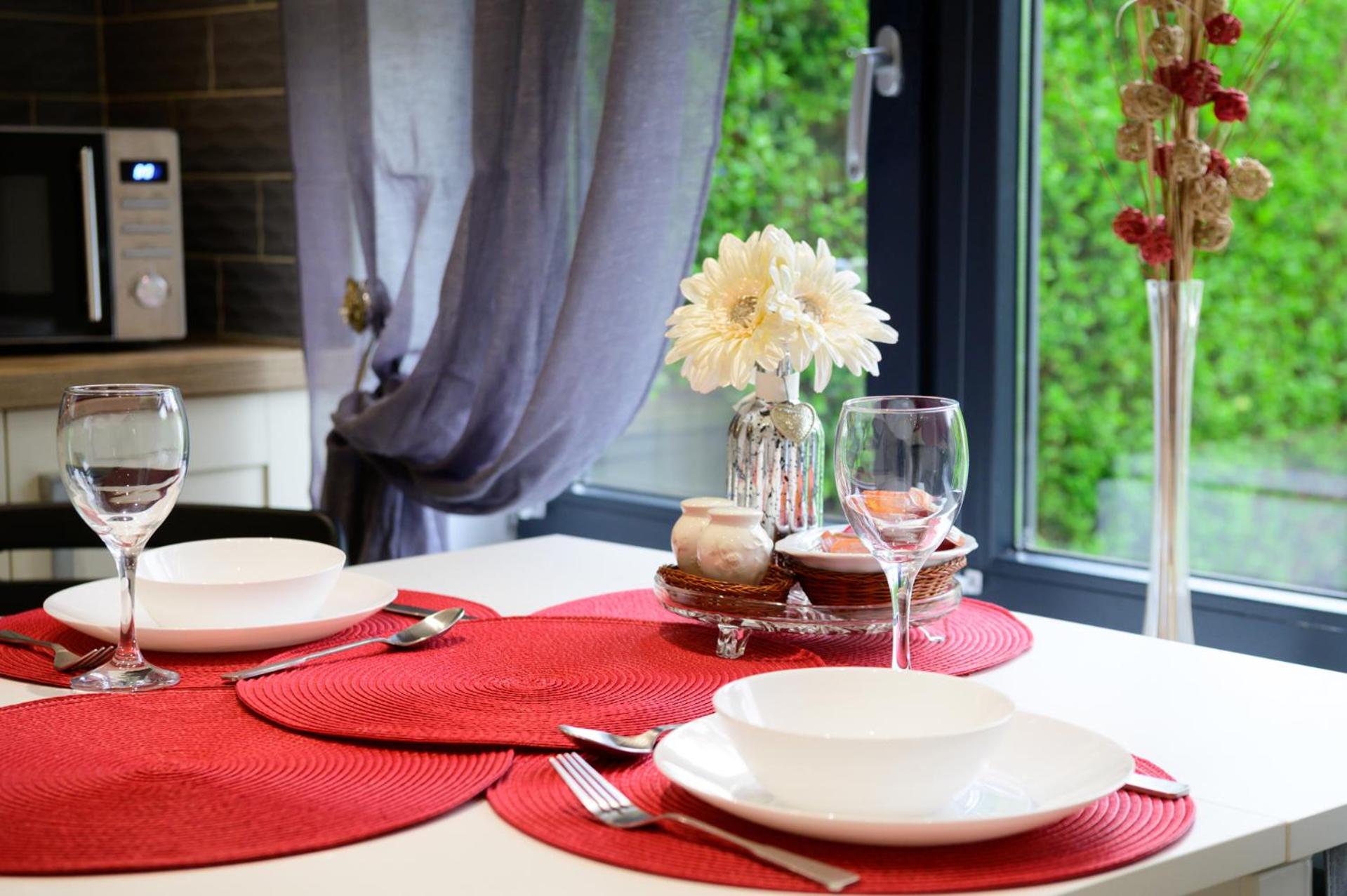 Located in the peaceful NG8 Wollaton , Perfect for Business Trips & Family Holidays or working proffesionals-long term deals, M1 Nearby , Free Parking , Pr