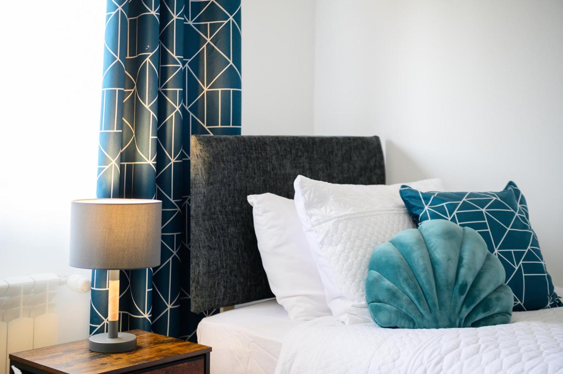 Located in the peaceful NG8 Wollaton , Perfect for Business Trips & Family Holidays or working proffesionals-long term deals, M1 Nearby , Free Parking , Pr