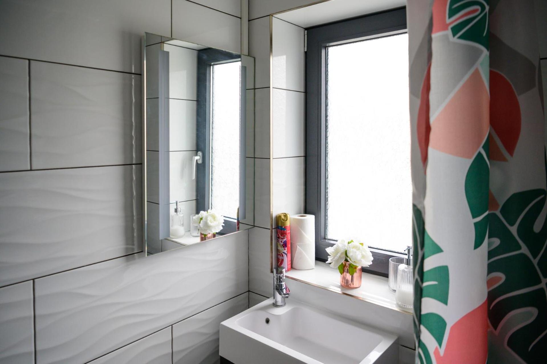 Located in the peaceful NG8 Wollaton , Perfect for Business Trips & Family Holidays or working proffesionals-long term deals, M1 Nearby , Free Parking , Pr
