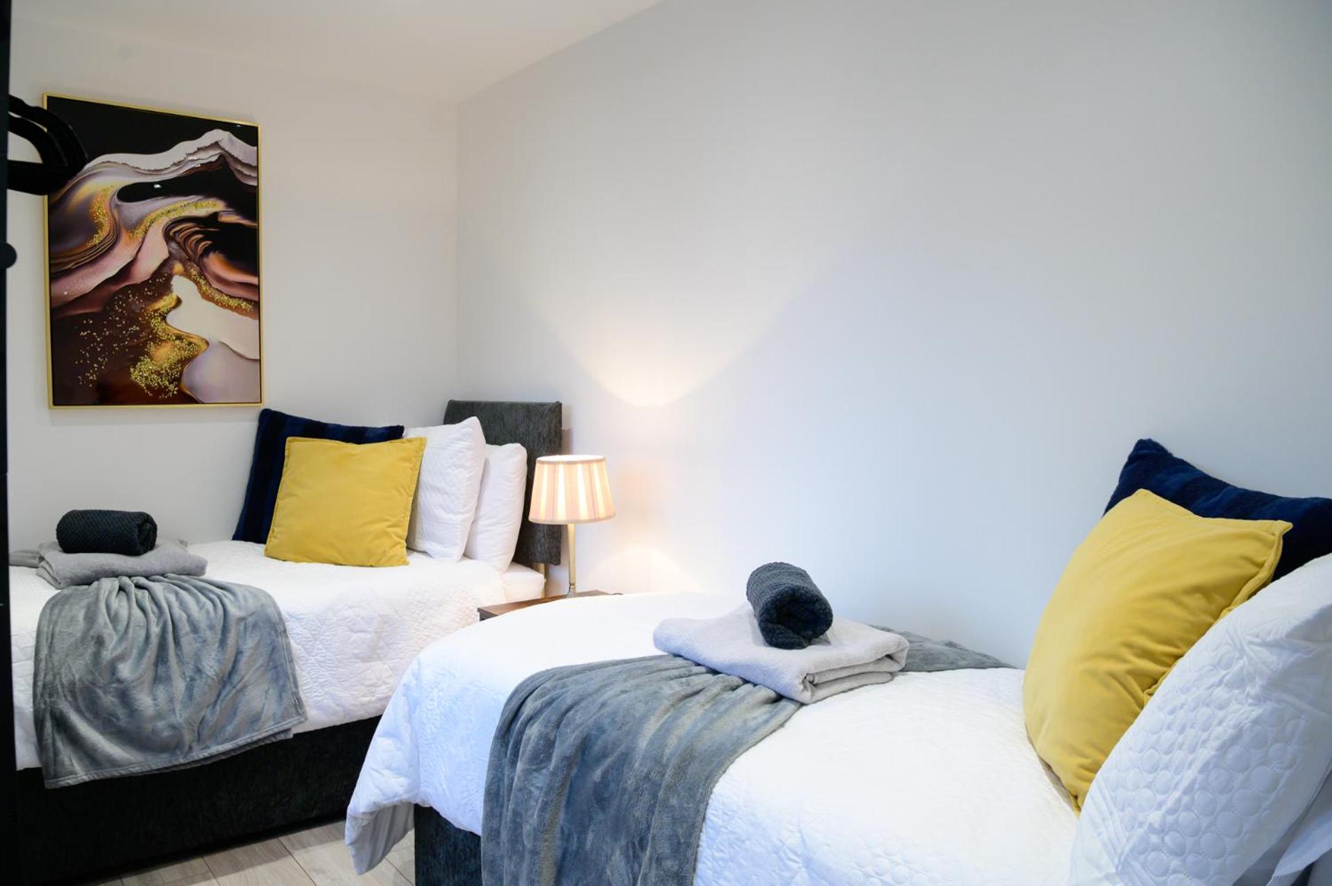 Located in the peaceful NG8 Wollaton , Perfect for Business Trips & Family Holidays or working proffesionals-long term deals, M1 Nearby , Free Parking , Pr