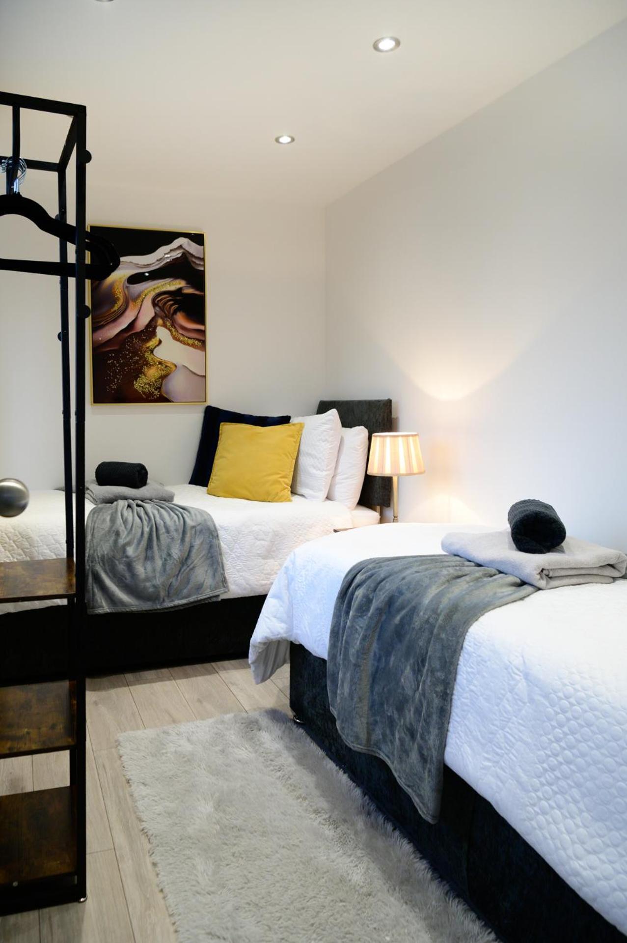 Located in the peaceful NG8 Wollaton , Perfect for Business Trips & Family Holidays or working proffesionals-long term deals, M1 Nearby , Free Parking , Pr