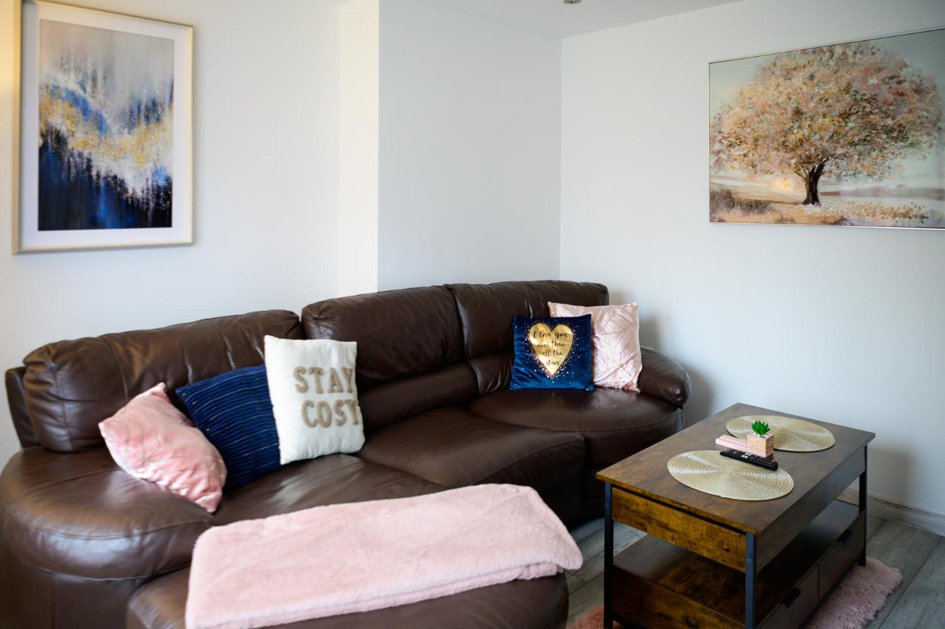 Located in the peaceful NG8 Wollaton , Perfect for Business Trips & Family Holidays or working proffesionals-long term deals, M1 Nearby , Free Parking , Pr