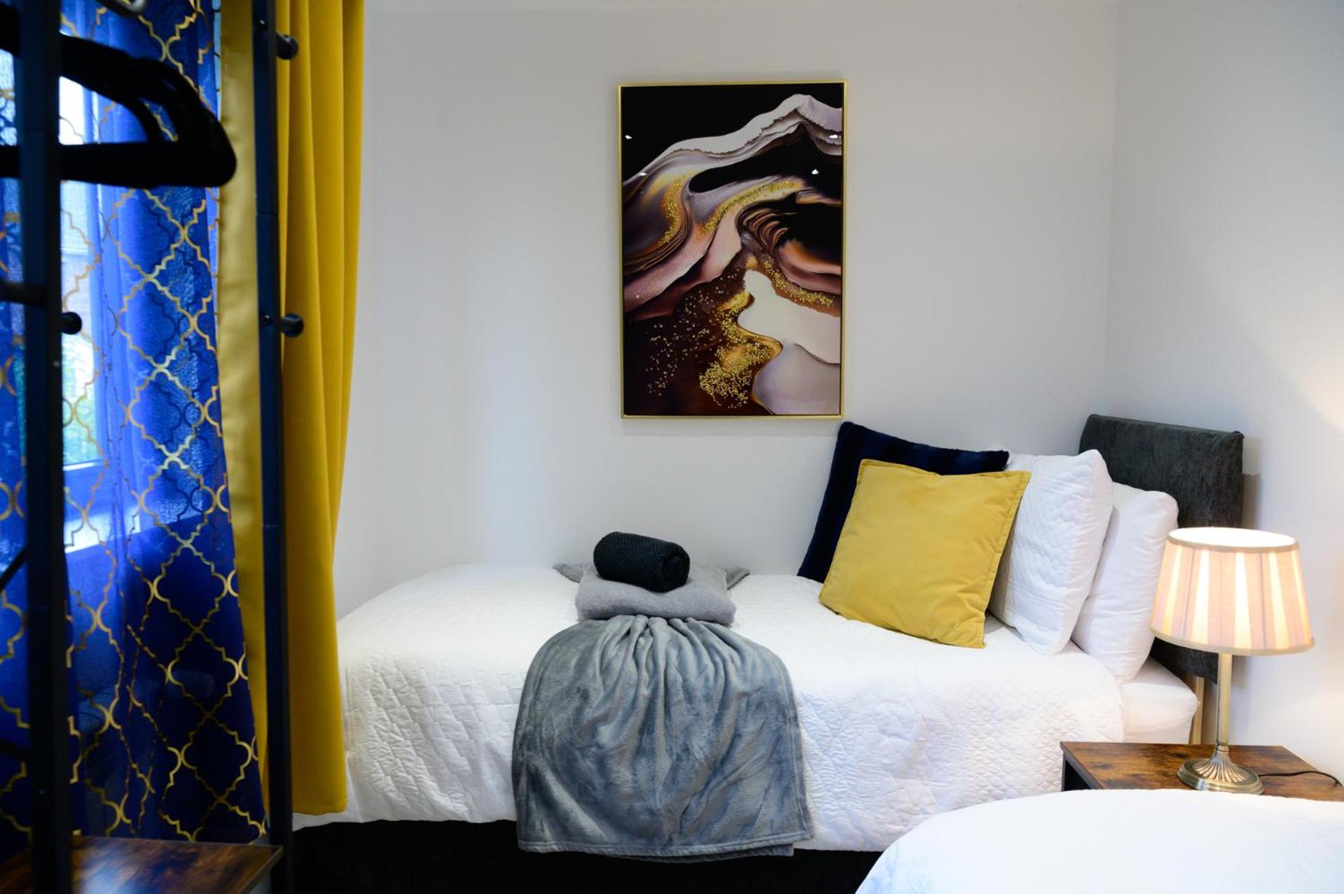 Located in the peaceful NG8 Wollaton , Perfect for Business Trips & Family Holidays or working proffesionals-long term deals, M1 Nearby , Free Parking , Pr