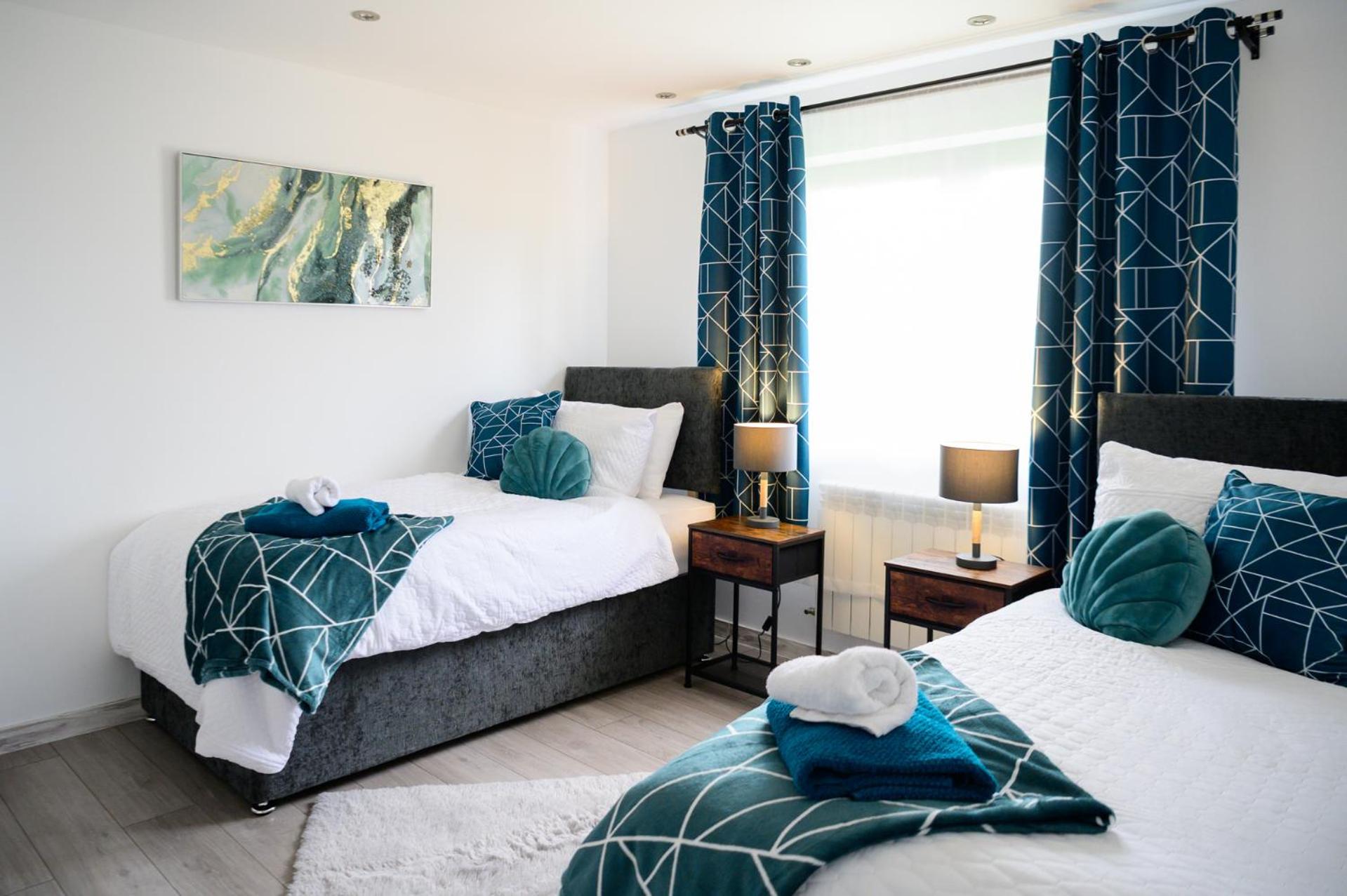 Located in the peaceful NG8 Wollaton , Perfect for Business Trips & Family Holidays or working proffesionals-long term deals, M1 Nearby , Free Parking , Pr