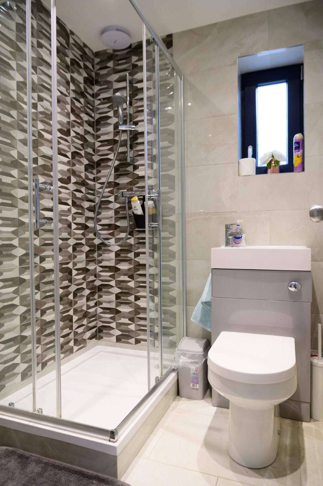 Located in the peaceful NG8 Wollaton , Perfect for Business Trips & Family Holidays or working proffesionals-long term deals, M1 Nearby , Free Parking , Pr