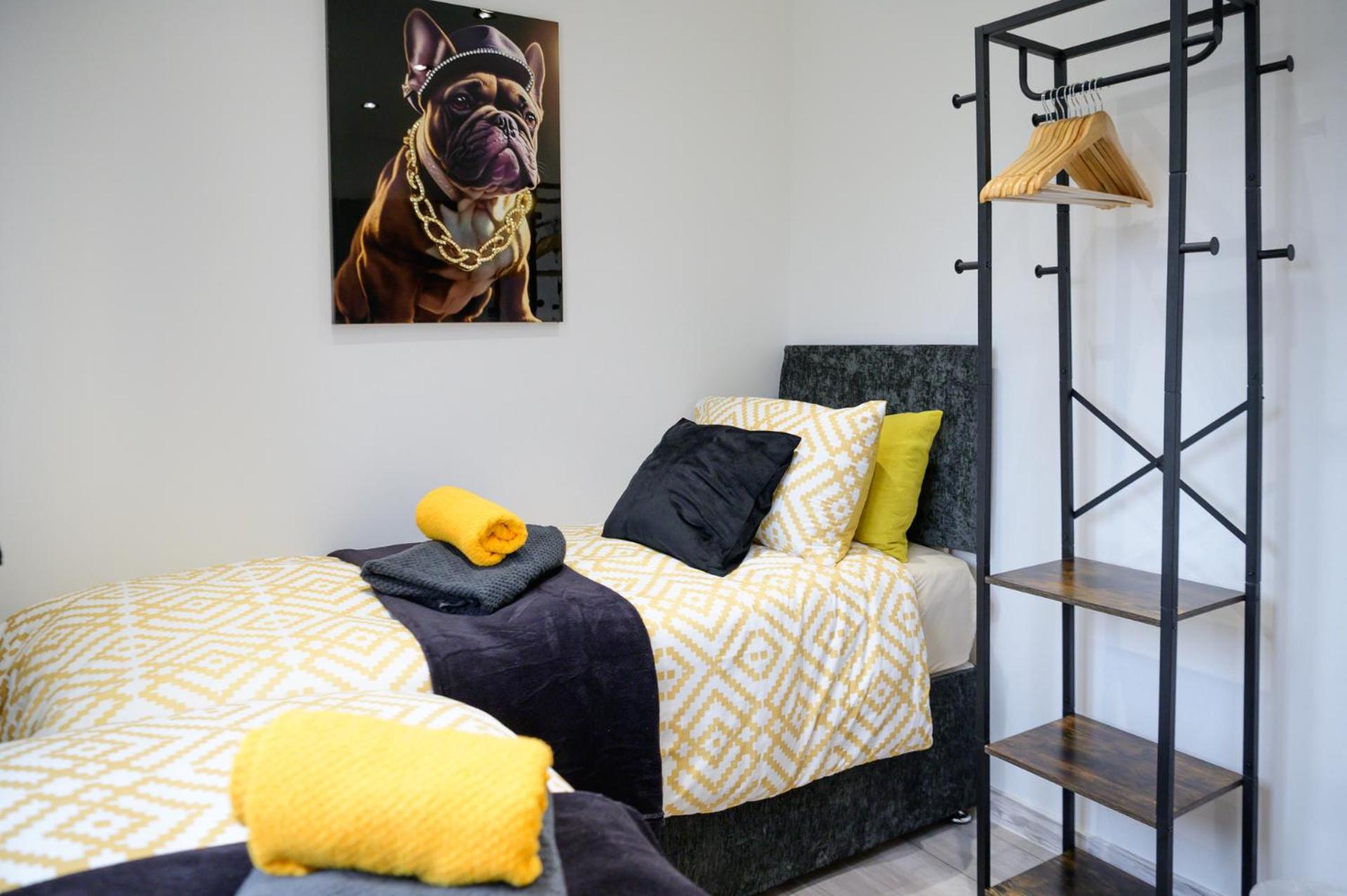 Located in the peaceful NG8 Wollaton , Perfect for Business Trips & Family Holidays or working proffesionals-long term deals, M1 Nearby , Free Parking , Pr