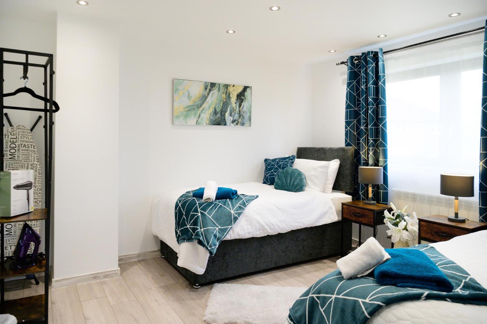 Located in the peaceful NG8 Wollaton , Perfect for Business Trips & Family Holidays or working proffesionals-long term deals, M1 Nearby , Free Parking , Pr