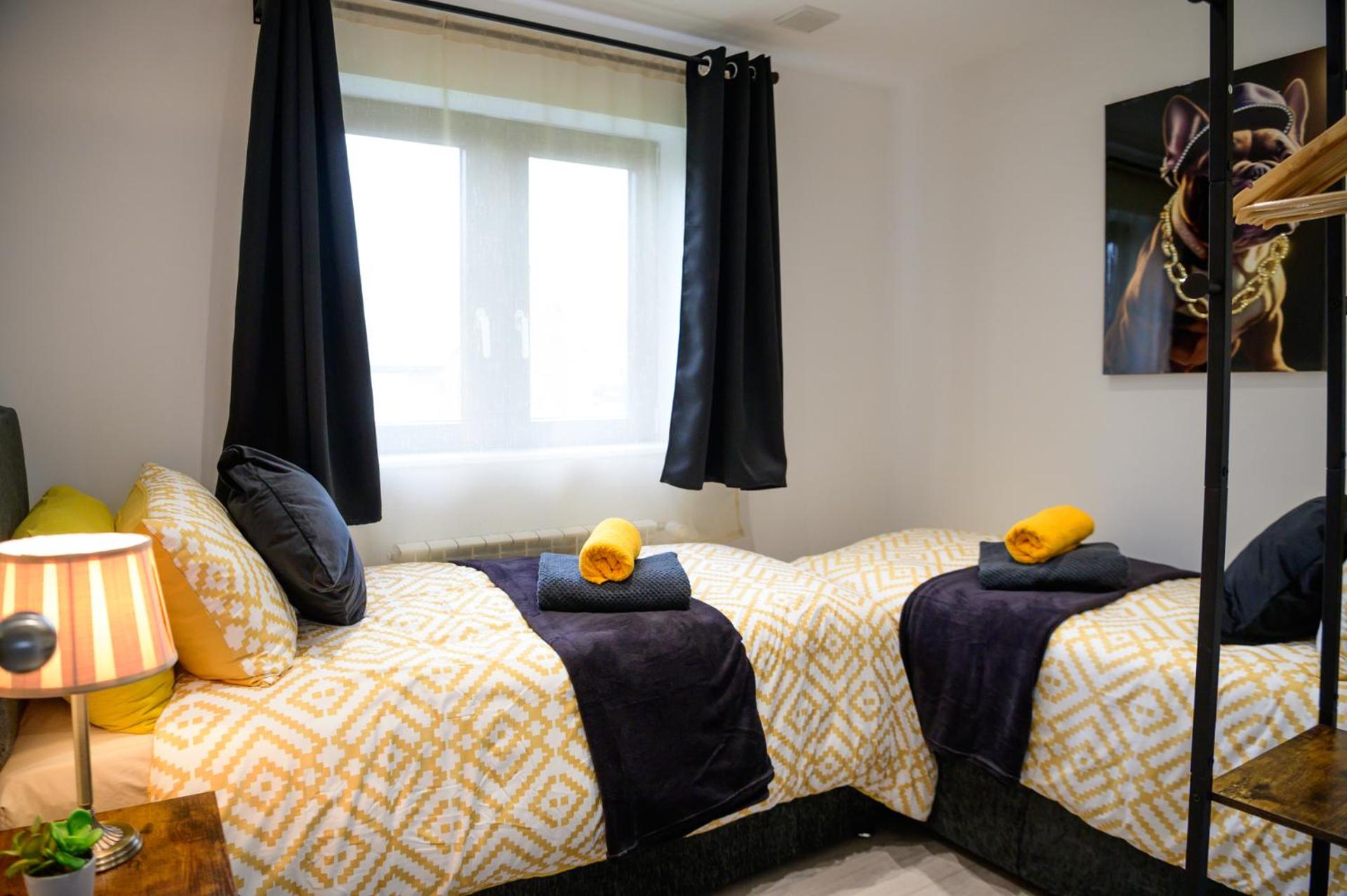 Located in the peaceful NG8 Wollaton , Perfect for Business Trips & Family Holidays or working proffesionals-long term deals, M1 Nearby , Free Parking , Pr