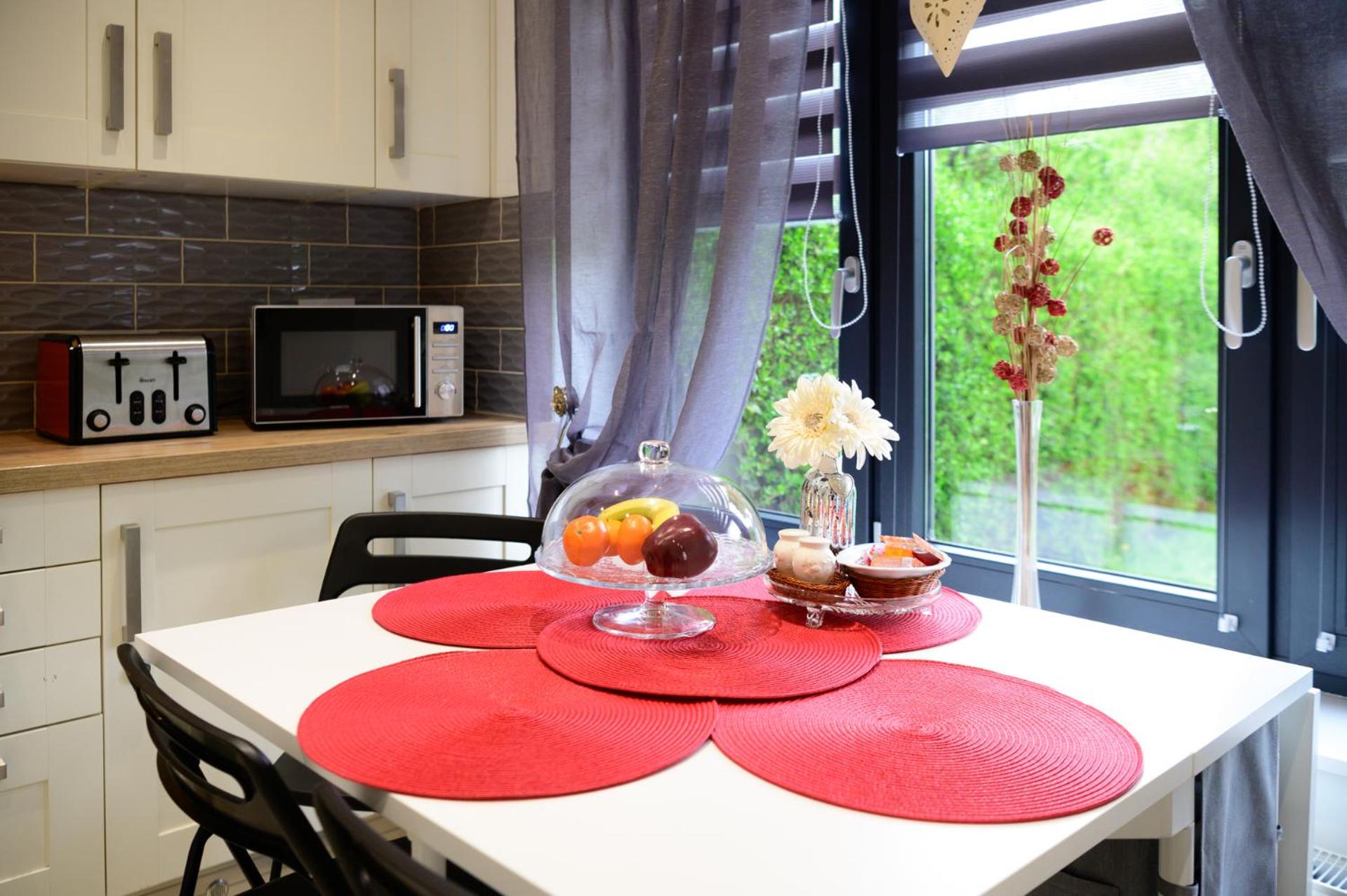 Located in the peaceful NG8 Wollaton , Perfect for Business Trips & Family Holidays or working proffesionals-long term deals, M1 Nearby , Free Parking , Pr