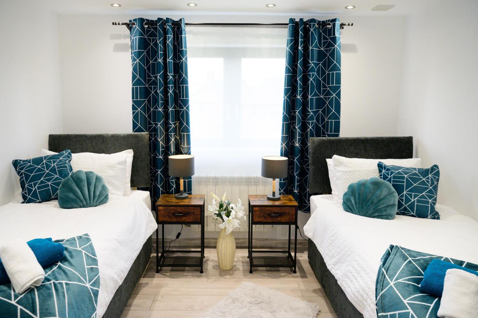 Located in the peaceful NG8 Wollaton , Perfect for Business Trips & Family Holidays or working proffesionals-long term deals, M1 Nearby , Free Parking , Pr