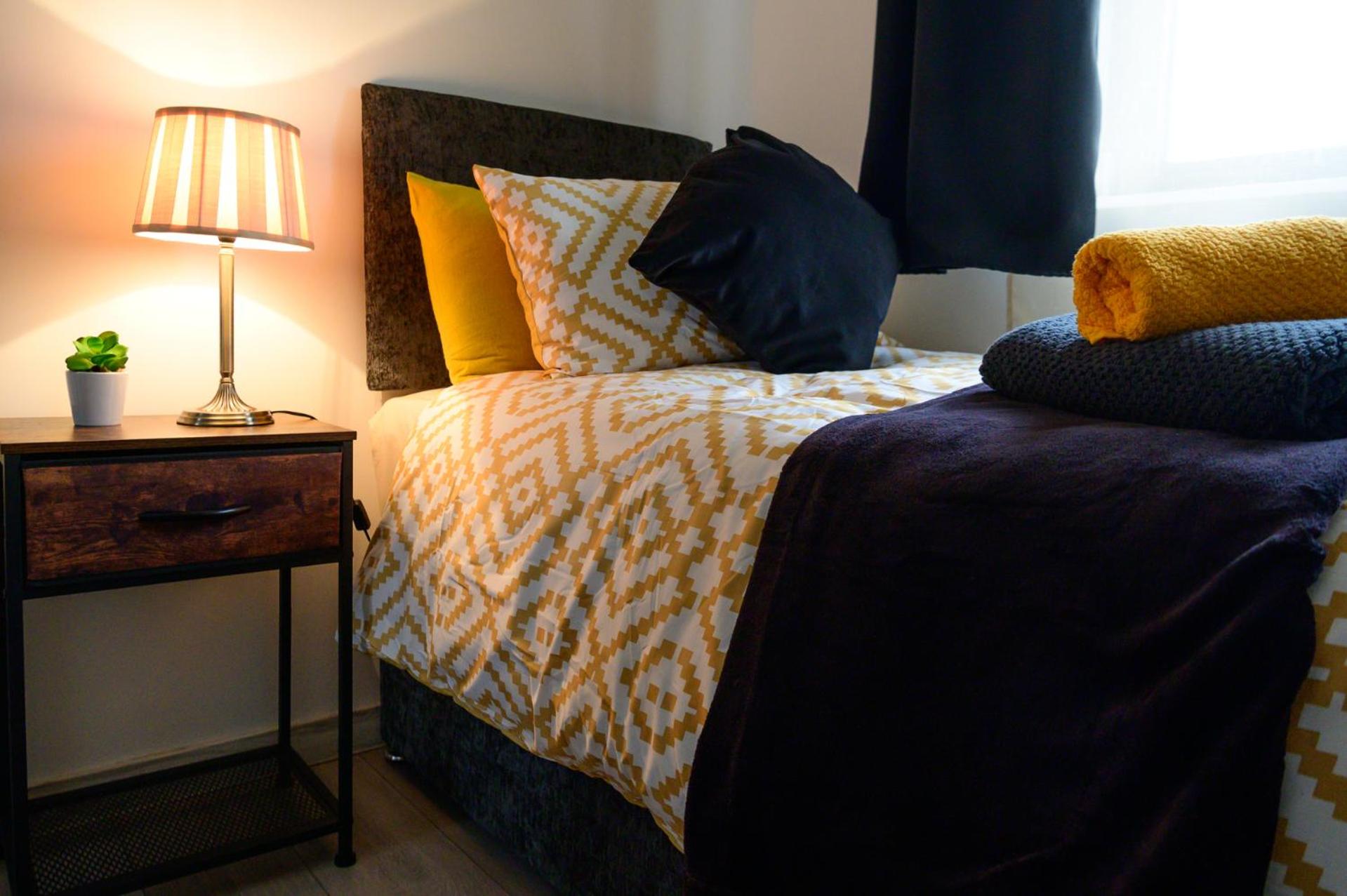Located in the peaceful NG8 Wollaton , Perfect for Business Trips & Family Holidays or working proffesionals-long term deals, M1 Nearby , Free Parking , Pr