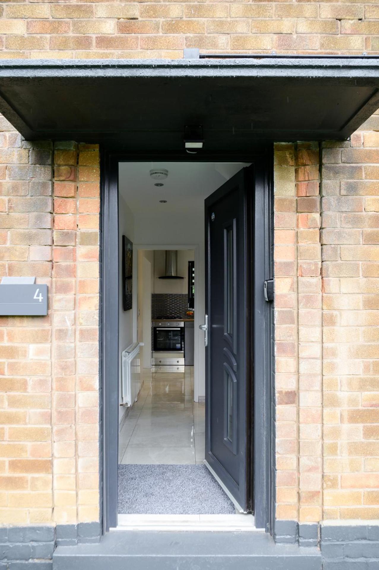 Located in the peaceful NG8 Wollaton , Perfect for Business Trips & Family Holidays or working proffesionals-long term deals, M1 Nearby , Free Parking , Pr