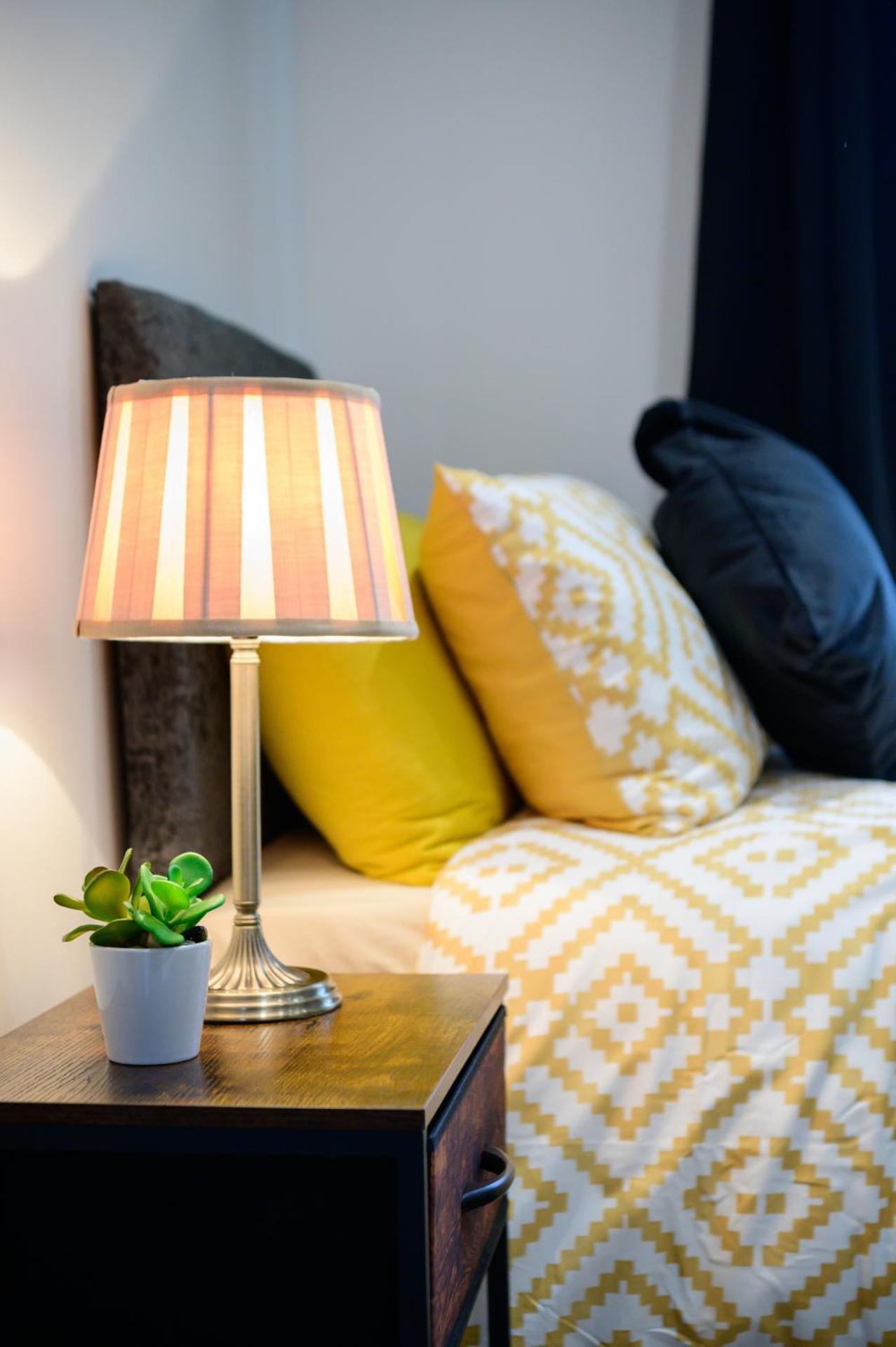 Located in the peaceful NG8 Wollaton , Perfect for Business Trips & Family Holidays or working proffesionals-long term deals, M1 Nearby , Free Parking , Pr