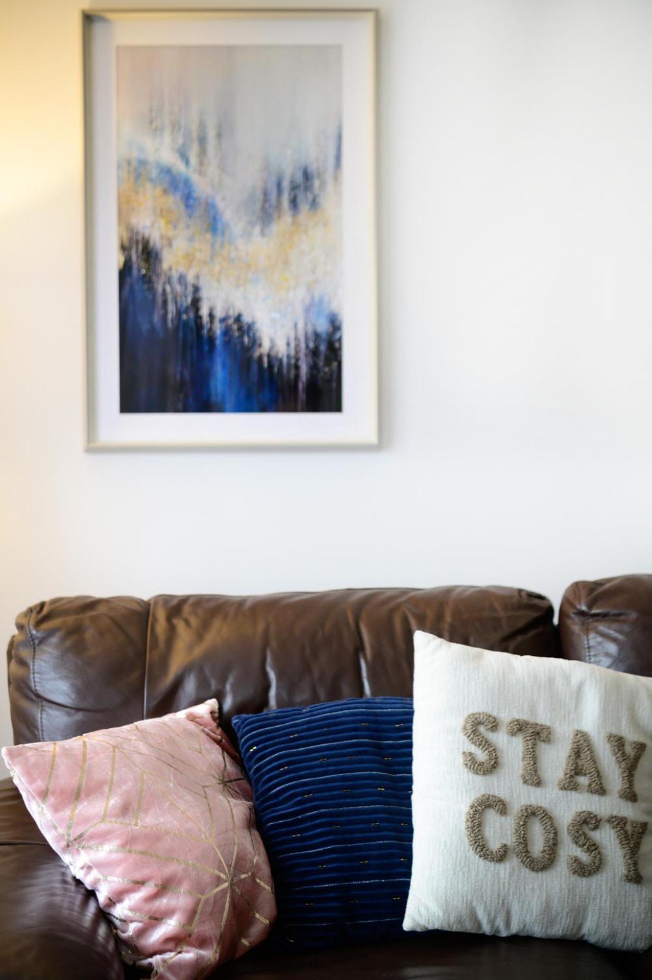 Located in the peaceful NG8 Wollaton , Perfect for Business Trips & Family Holidays or working proffesionals-long term deals, M1 Nearby , Free Parking , Pr
