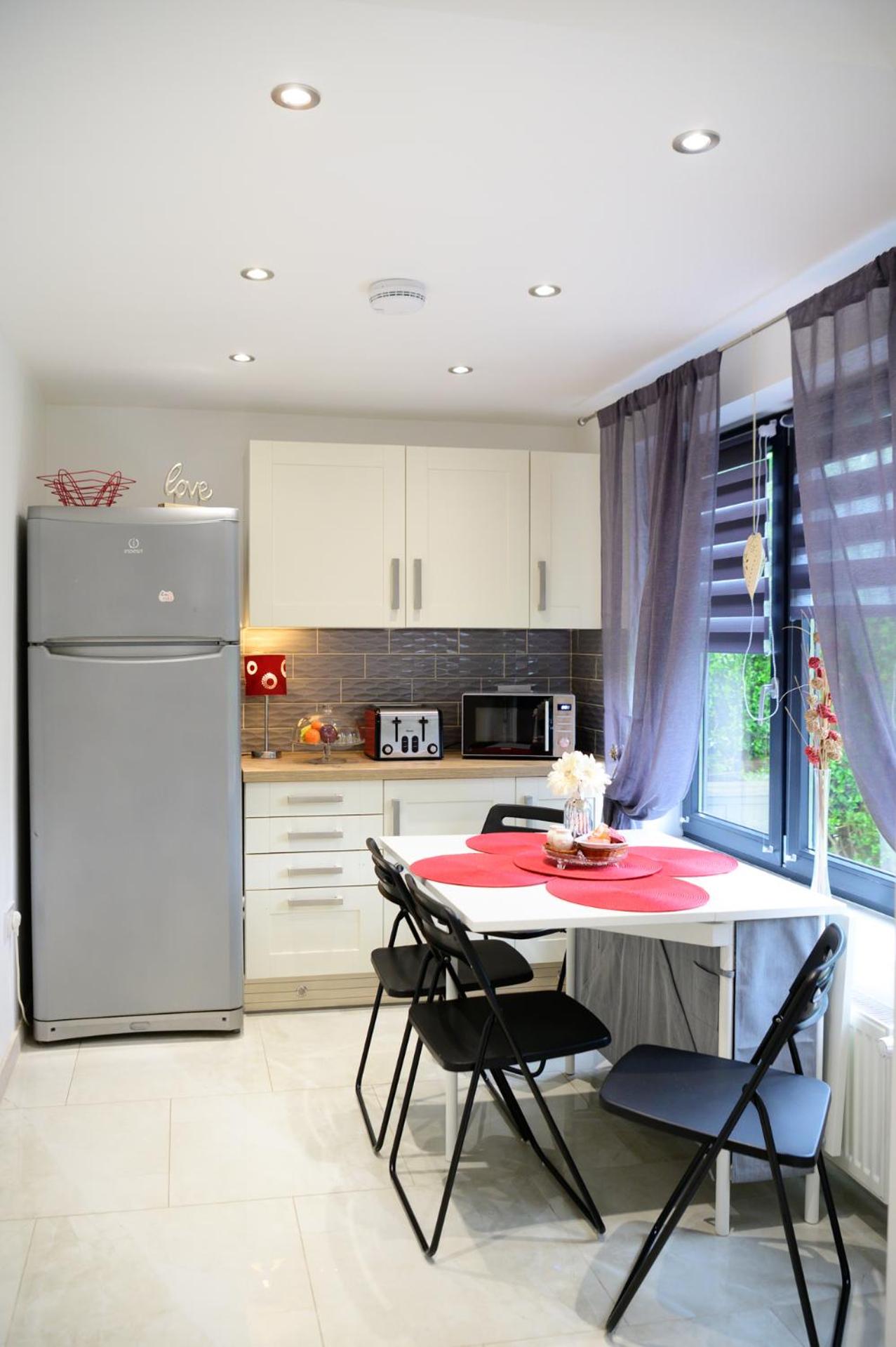 Located in the peaceful NG8 Wollaton , Perfect for Business Trips & Family Holidays or working proffesionals-long term deals, M1 Nearby , Free Parking , Pr