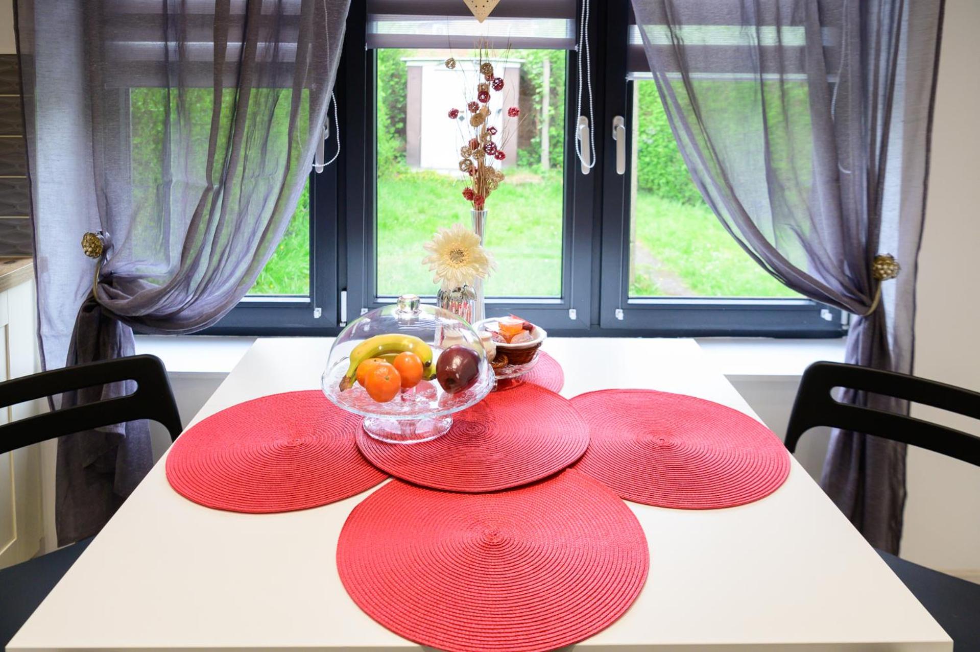 Located in the peaceful NG8 Wollaton , Perfect for Business Trips & Family Holidays or working proffesionals-long term deals, M1 Nearby , Free Parking , Pr
