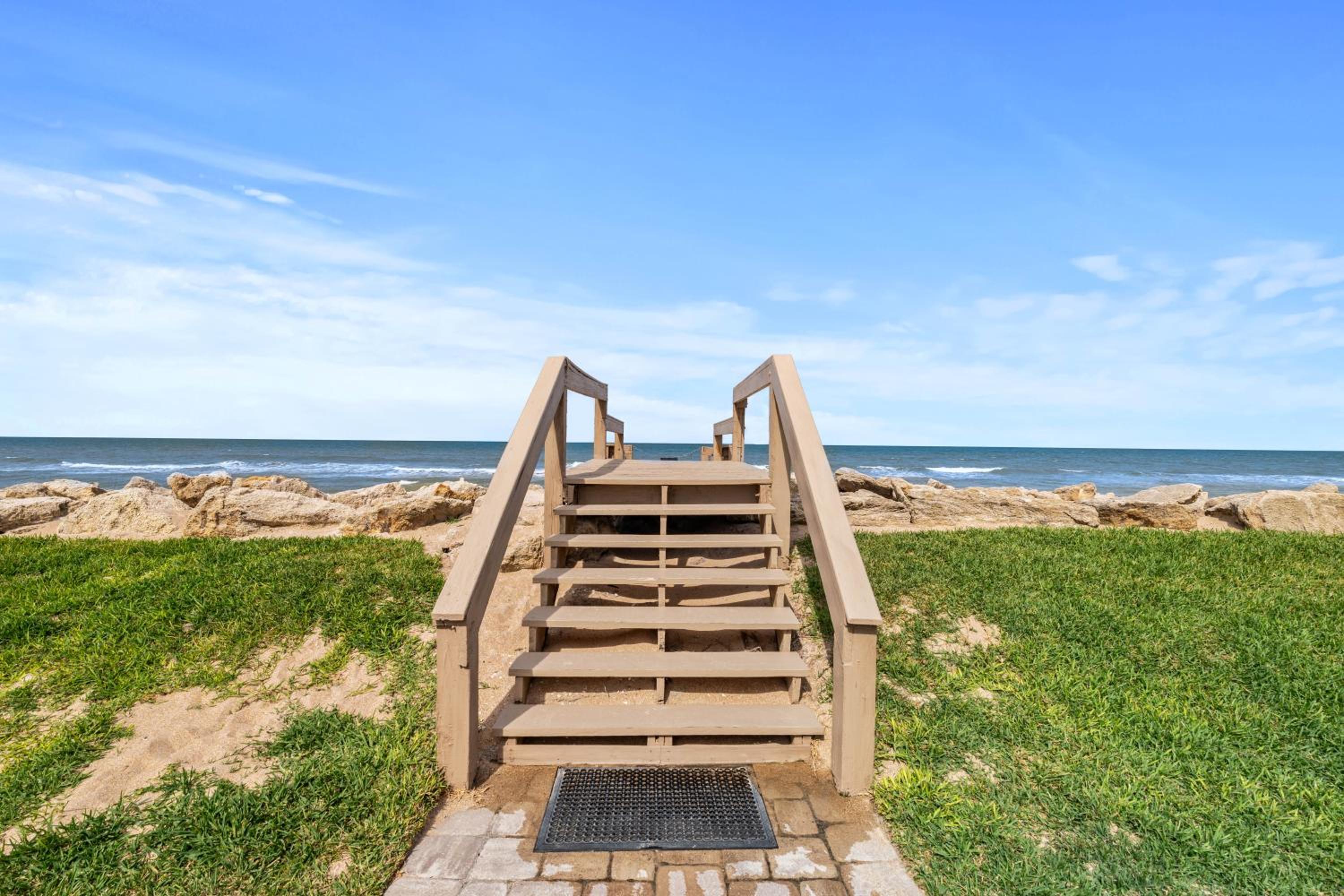 Seaside 2BR Condo in New Smyrna Beach, balcony