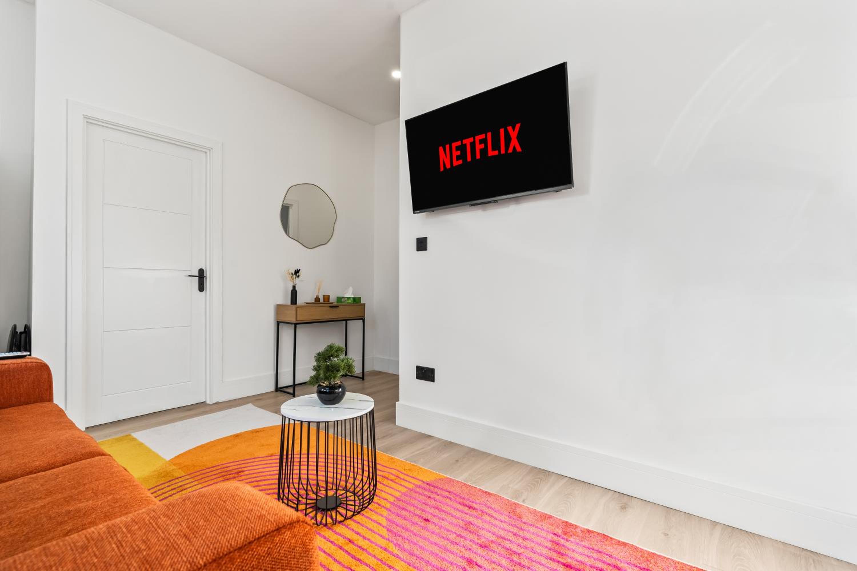 Stunning 4 Bed, Sleeps 10, Parking