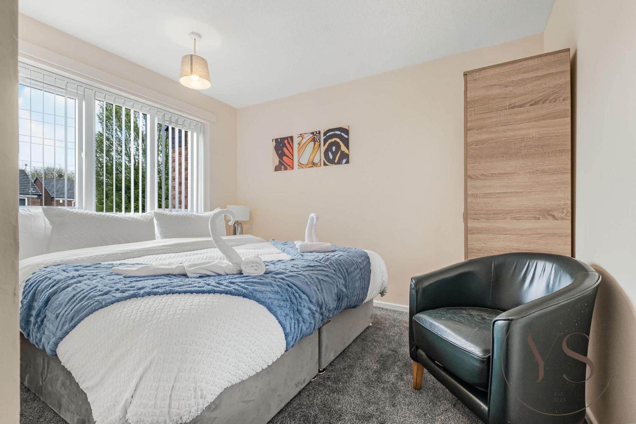 Modern 3BR Family Home in 14 Hempole Lane Near Dudley with Netflix, Wi-Fi & Free Parking