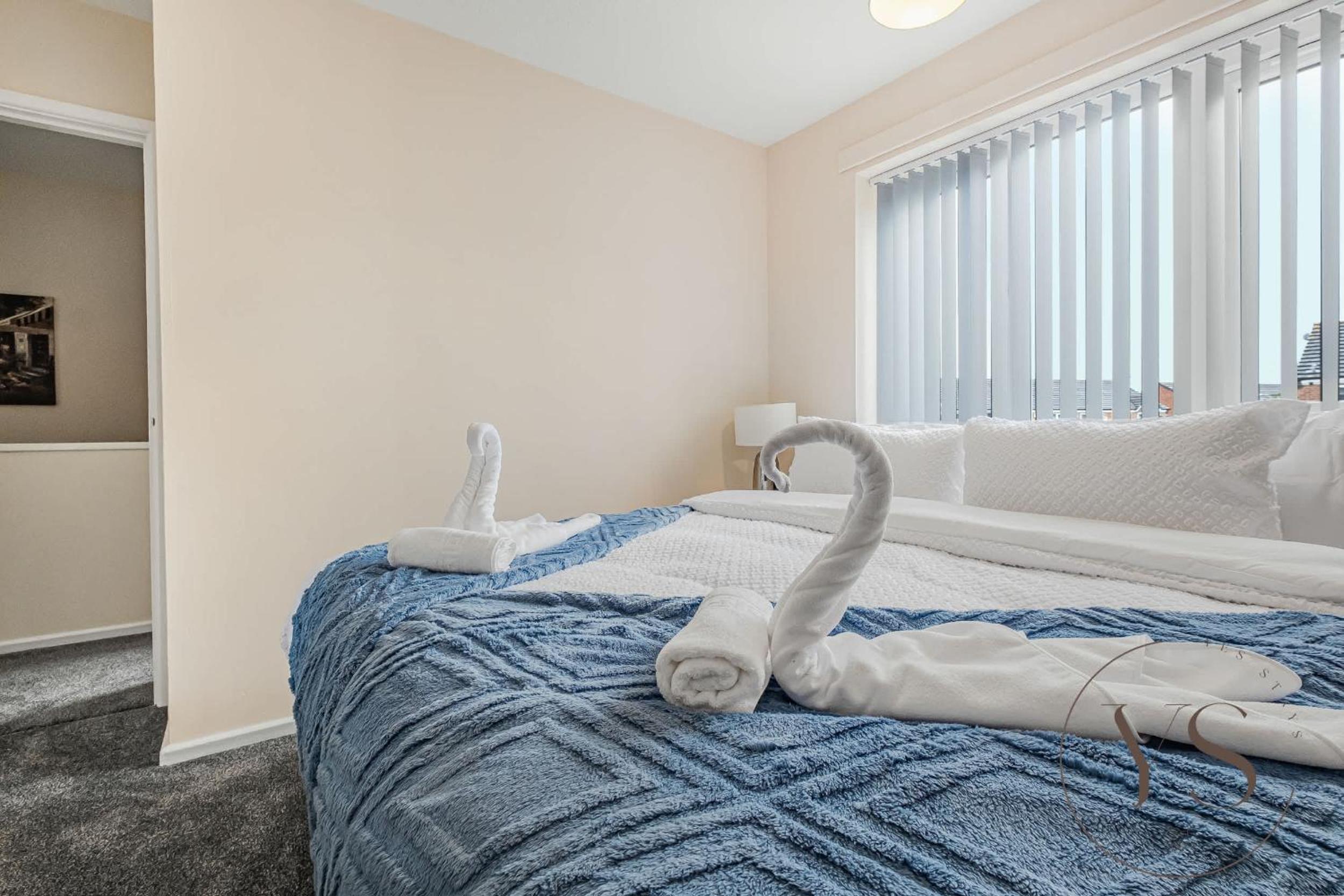 Modern 3BR Family Home in 14 Hempole Lane Near Dudley with Netflix, Wi-Fi & Free Parking