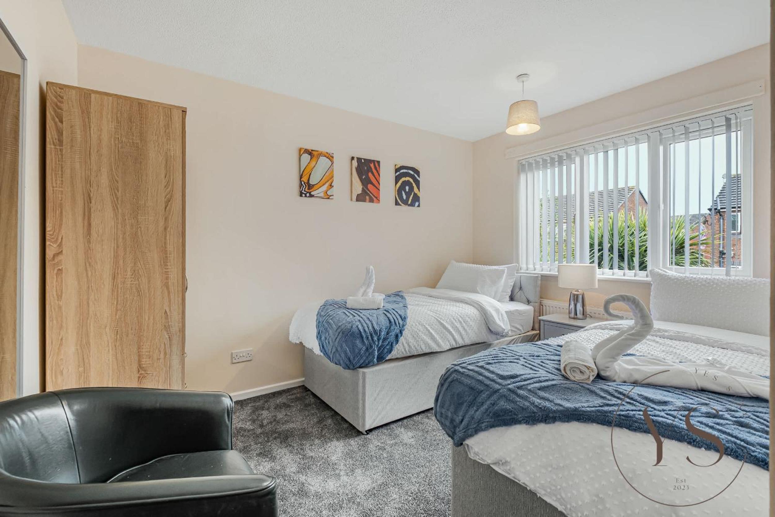 Modern 3BR Family Home in 14 Hempole Lane Near Dudley with Netflix, Wi-Fi & Free Parking