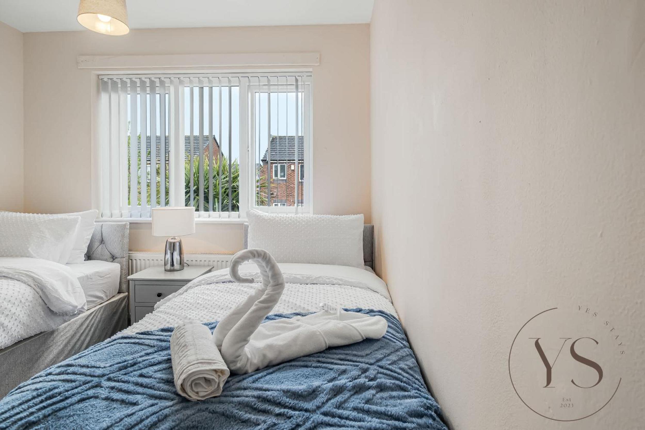 Modern 3BR Family Home in 14 Hempole Lane Near Dudley with Netflix, Wi-Fi & Free Parking