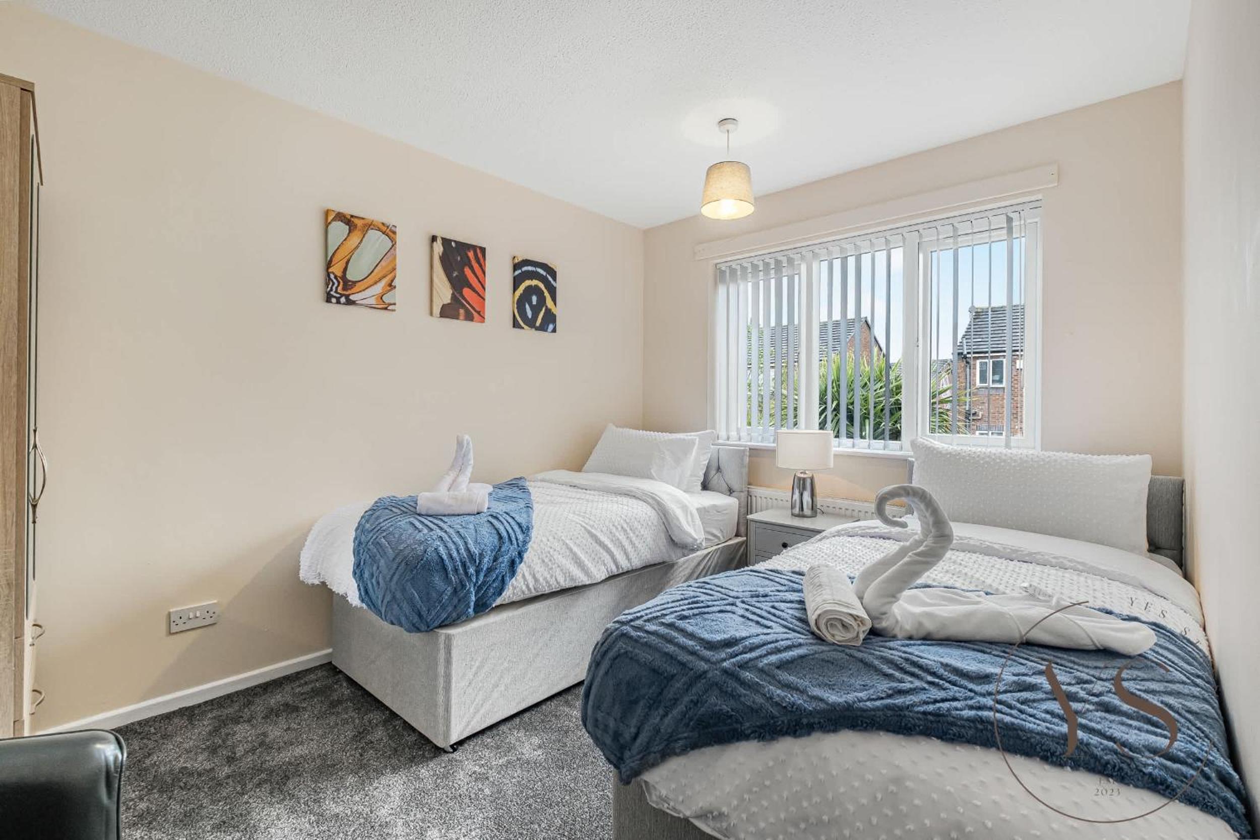 Modern 3BR Family Home in 14 Hempole Lane Near Dudley with Netflix, Wi-Fi & Free Parking