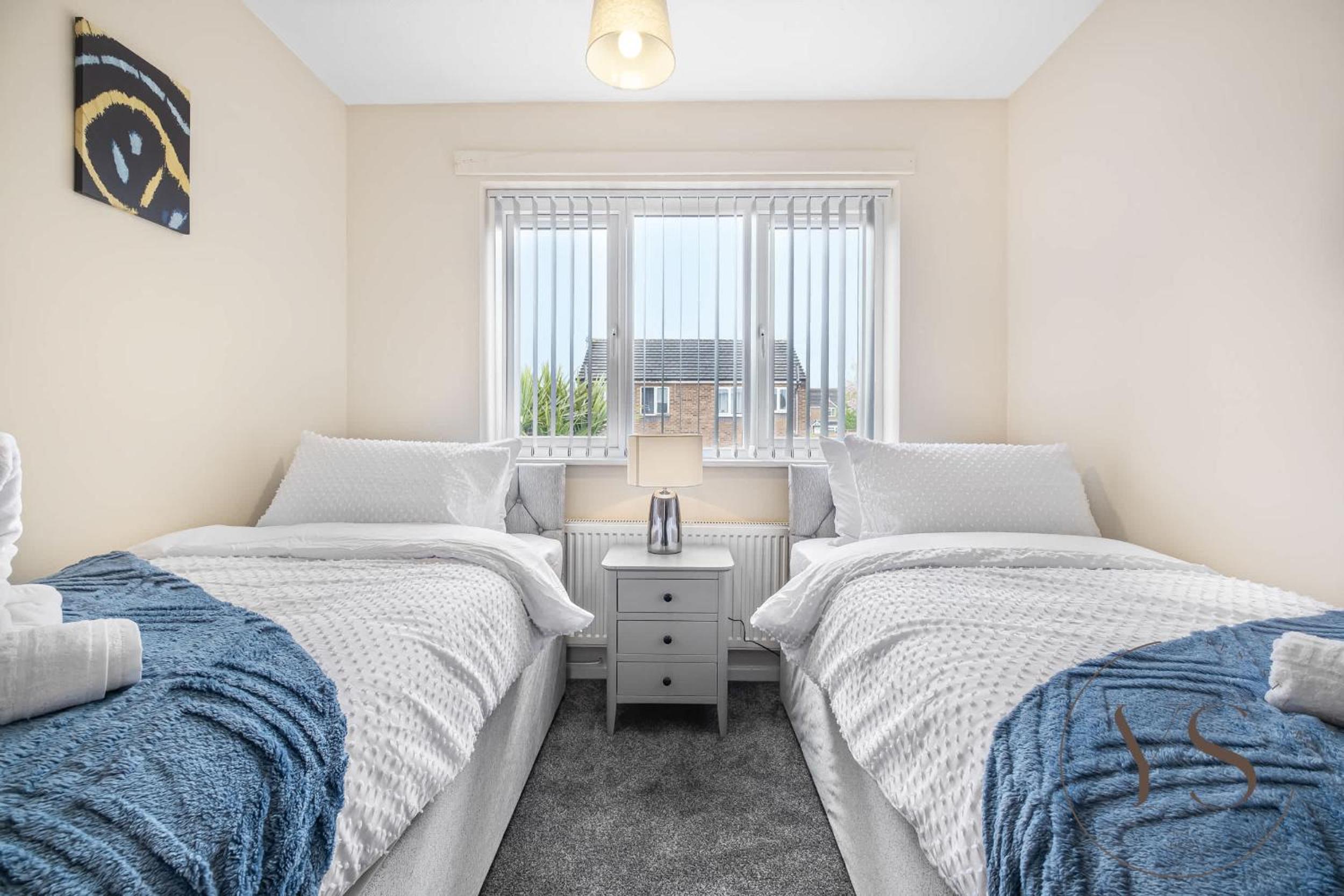 Modern 3BR Family Home in 14 Hempole Lane Near Dudley with Netflix, Wi-Fi & Free Parking
