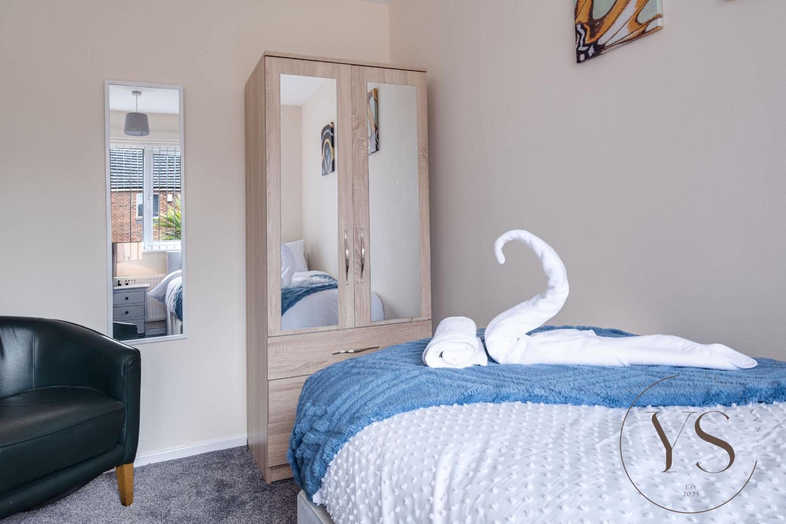 Modern 3BR Family Home in 14 Hempole Lane Near Dudley with Netflix, Wi-Fi & Free Parking