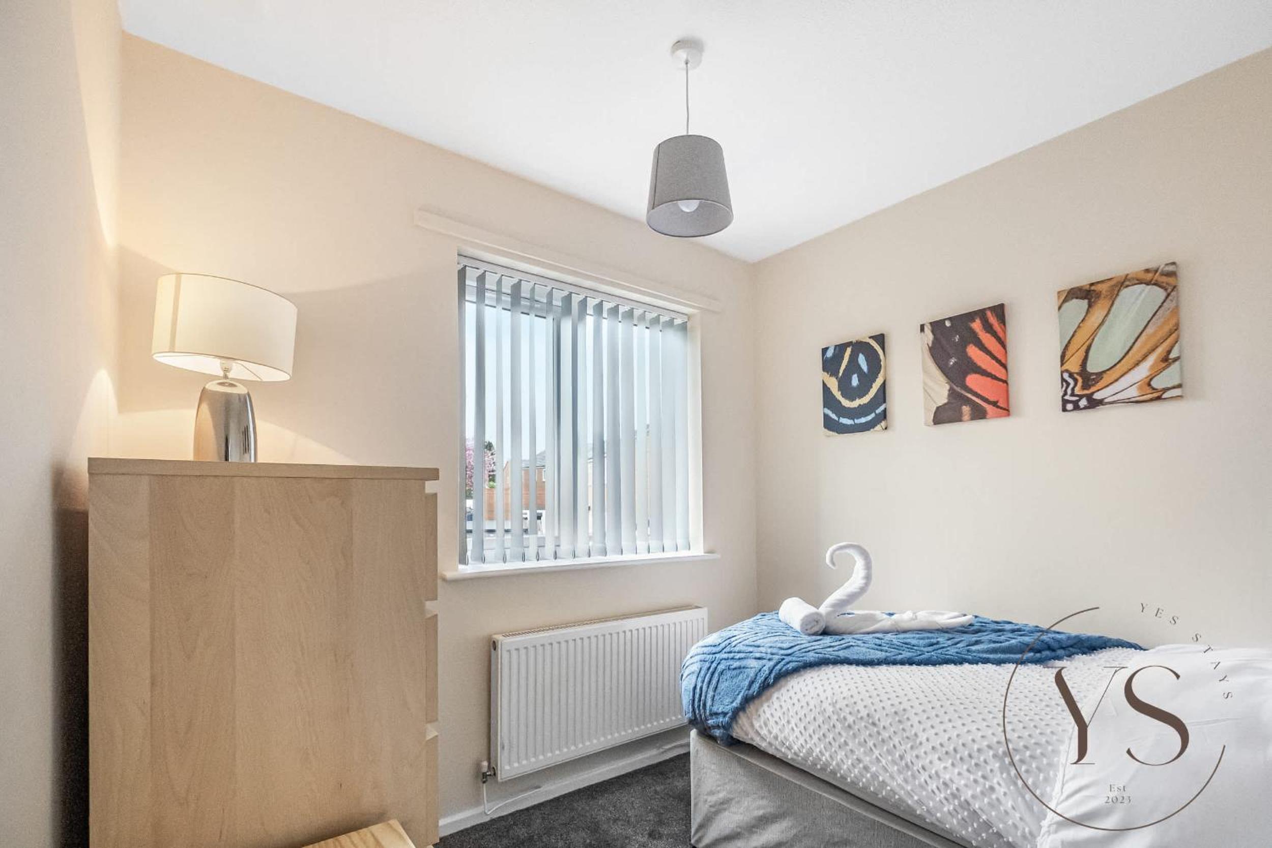 Modern 3BR Family Home in 14 Hempole Lane Near Dudley with Netflix, Wi-Fi & Free Parking