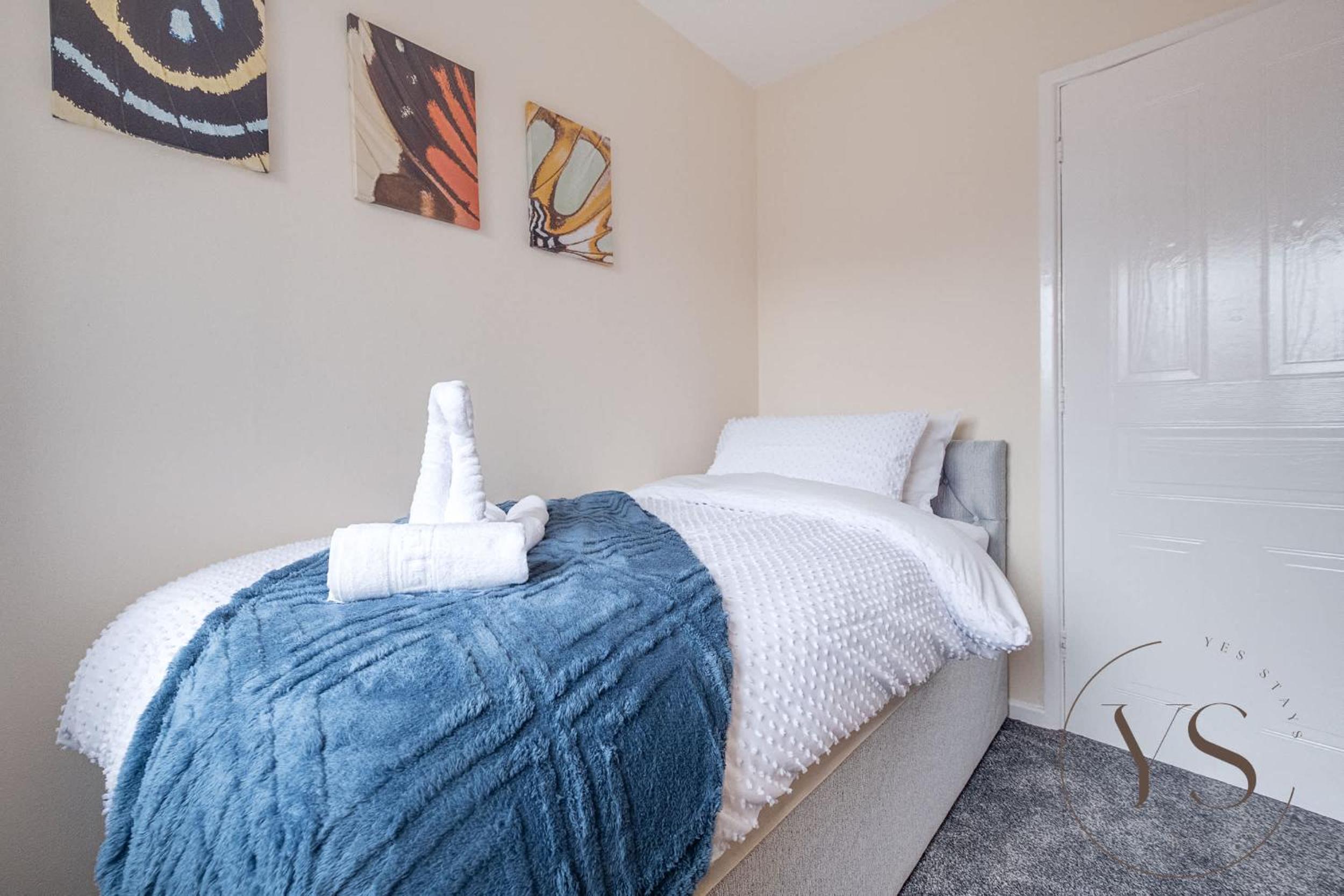 Modern 3BR Family Home in 14 Hempole Lane Near Dudley with Netflix, Wi-Fi & Free Parking