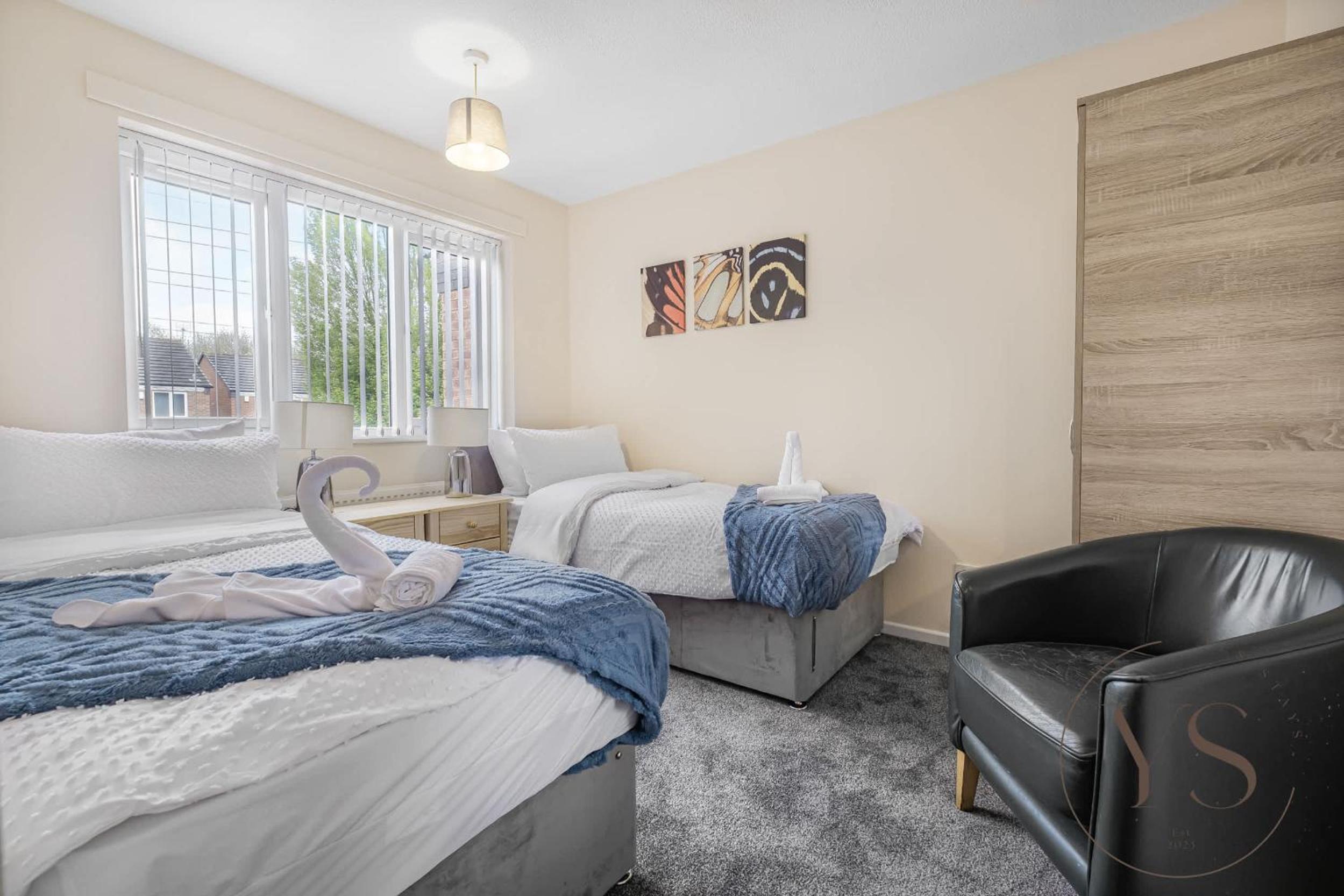 Modern 3BR Family Home in 14 Hempole Lane Near Dudley with Netflix, Wi-Fi & Free Parking