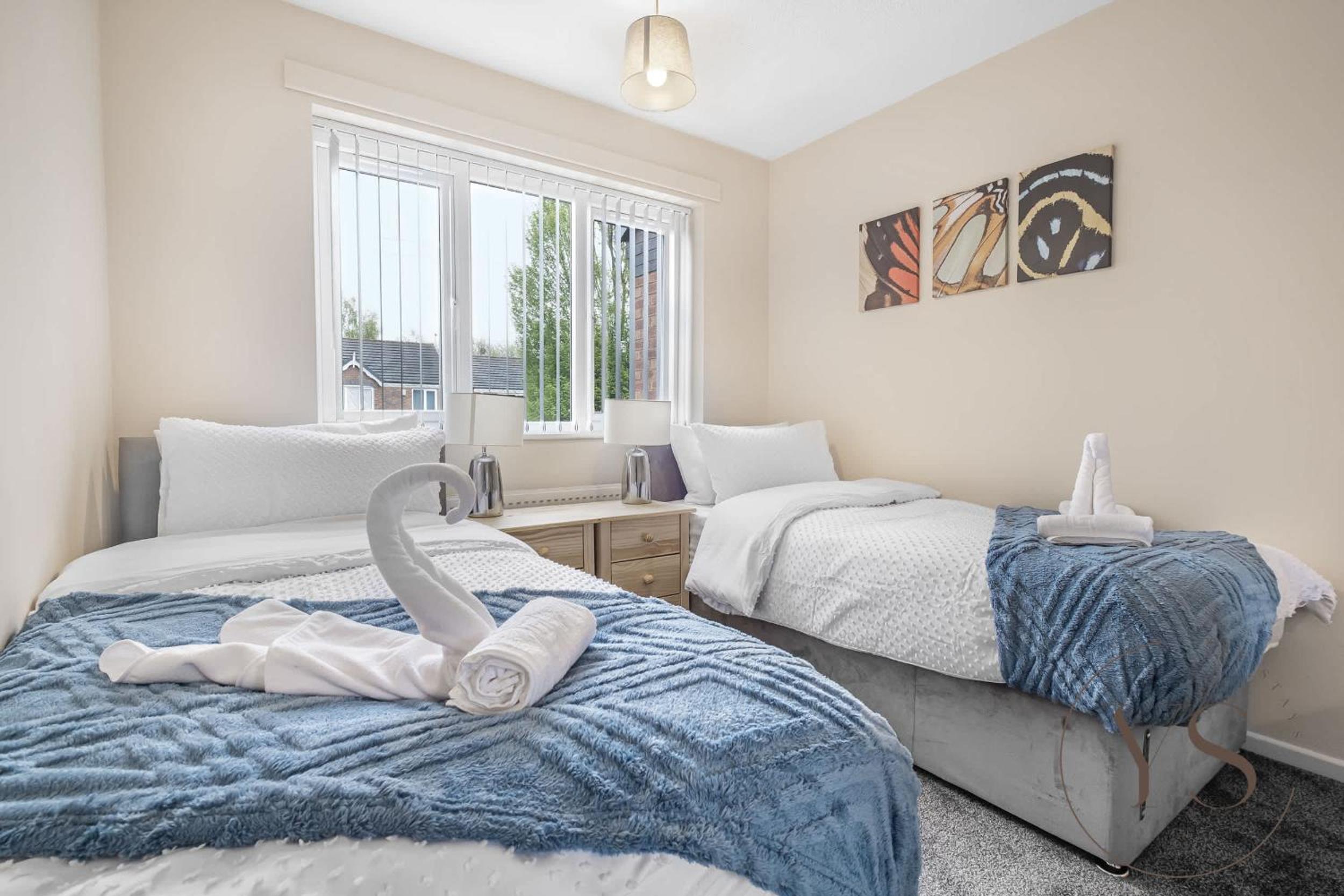 Modern 3BR Family Home in 14 Hempole Lane Near Dudley with Netflix, Wi-Fi & Free Parking