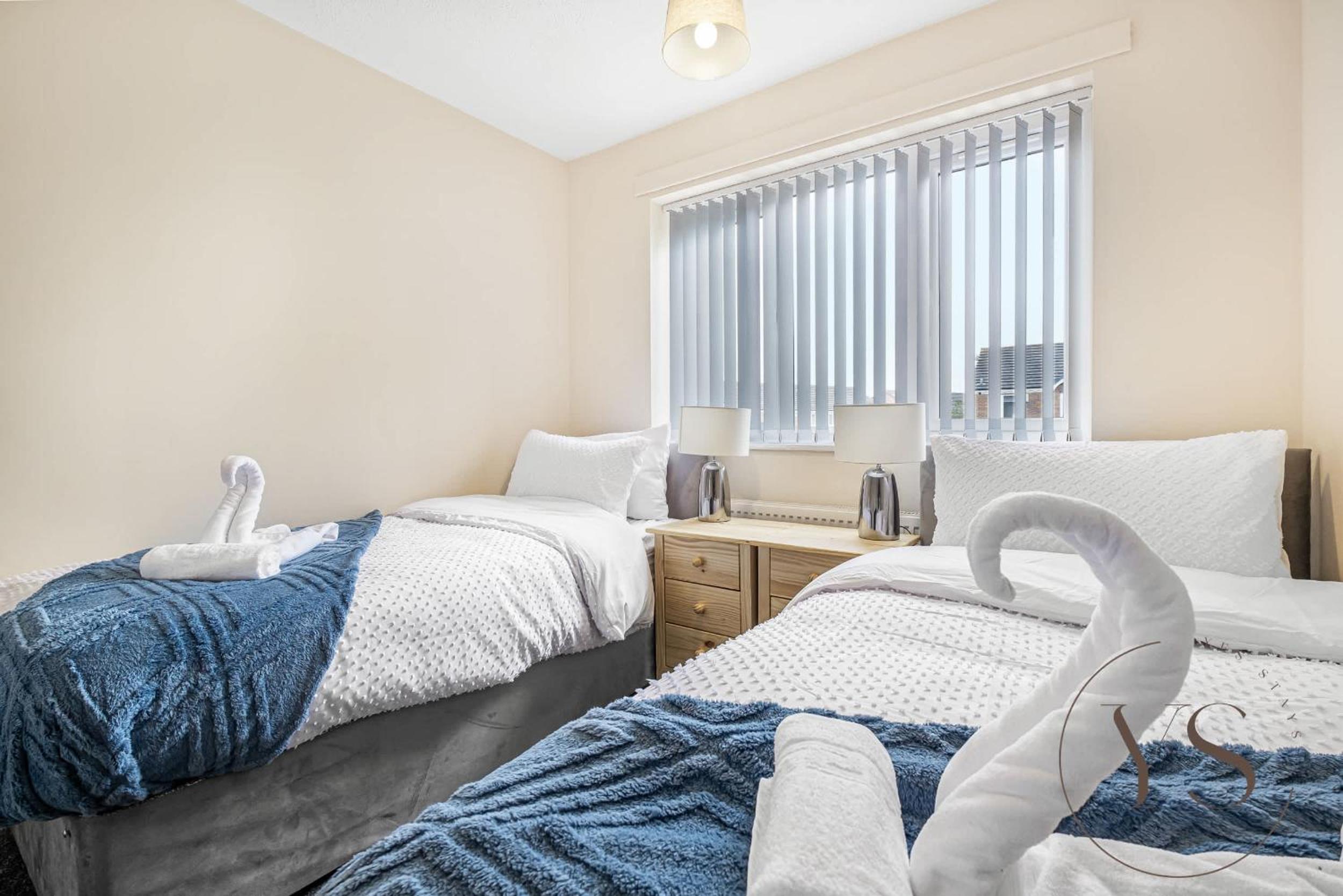 Modern 3BR Family Home in 14 Hempole Lane Near Dudley with Netflix, Wi-Fi & Free Parking