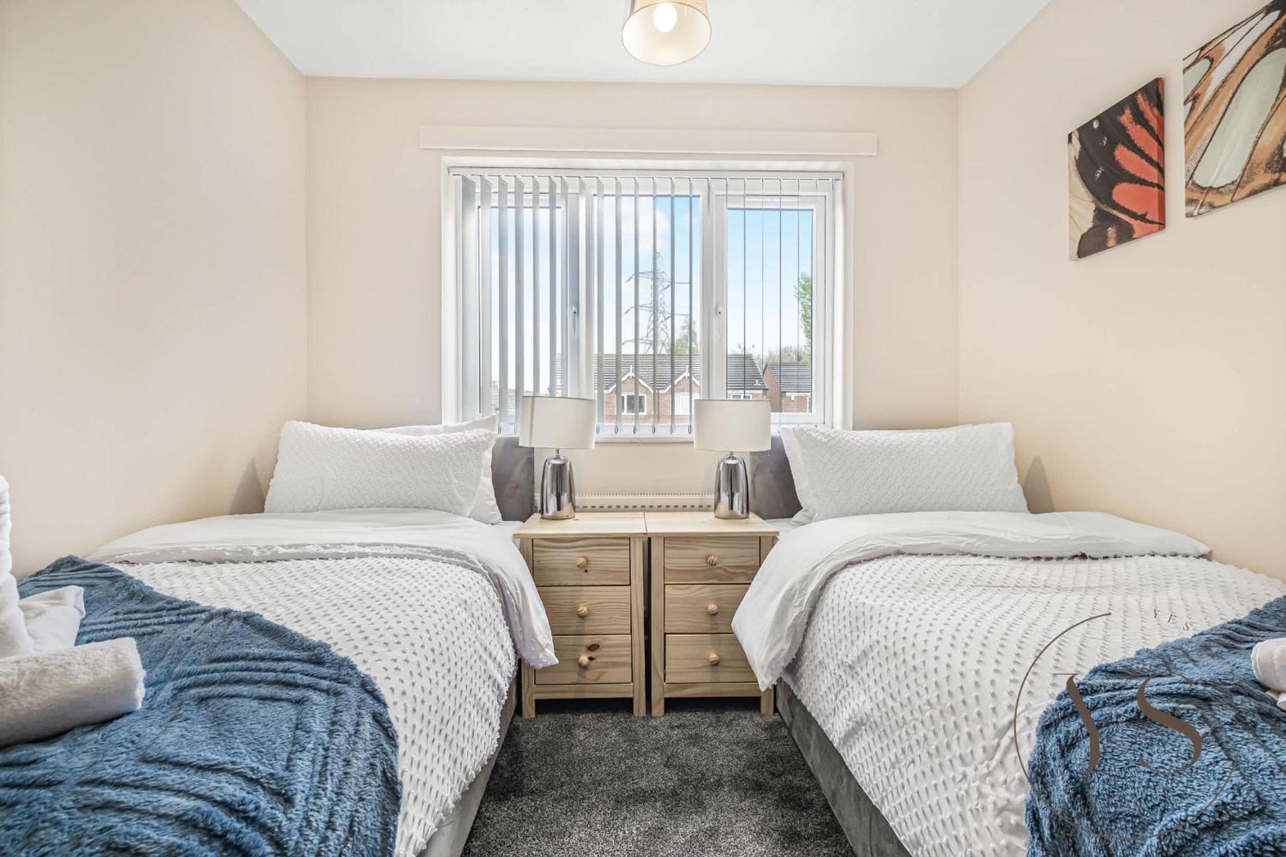 Modern 3BR Family Home in 14 Hempole Lane Near Dudley with Netflix, Wi-Fi & Free Parking