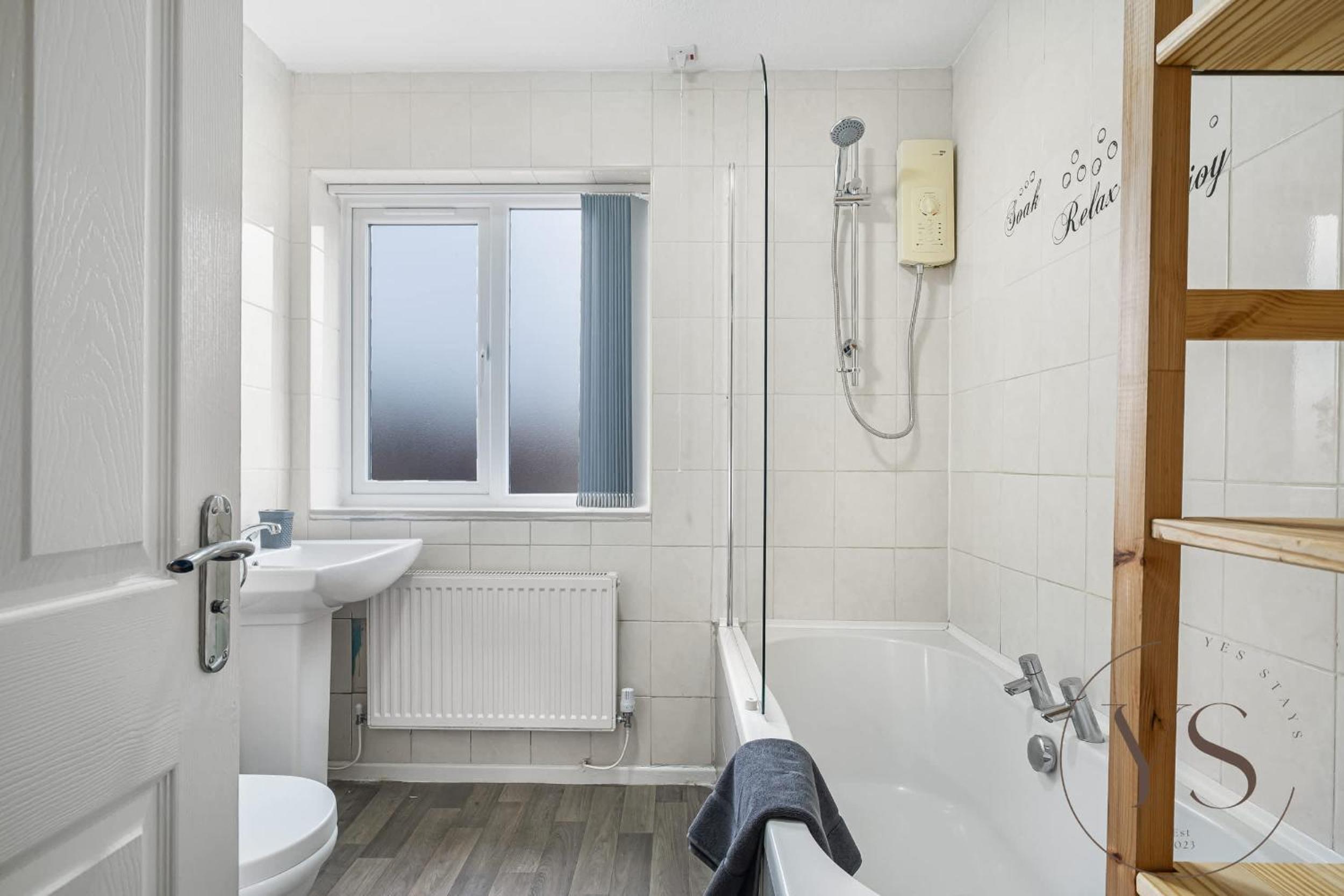 Modern 3BR Family Home in 14 Hempole Lane Near Dudley with Netflix, Wi-Fi & Free Parking