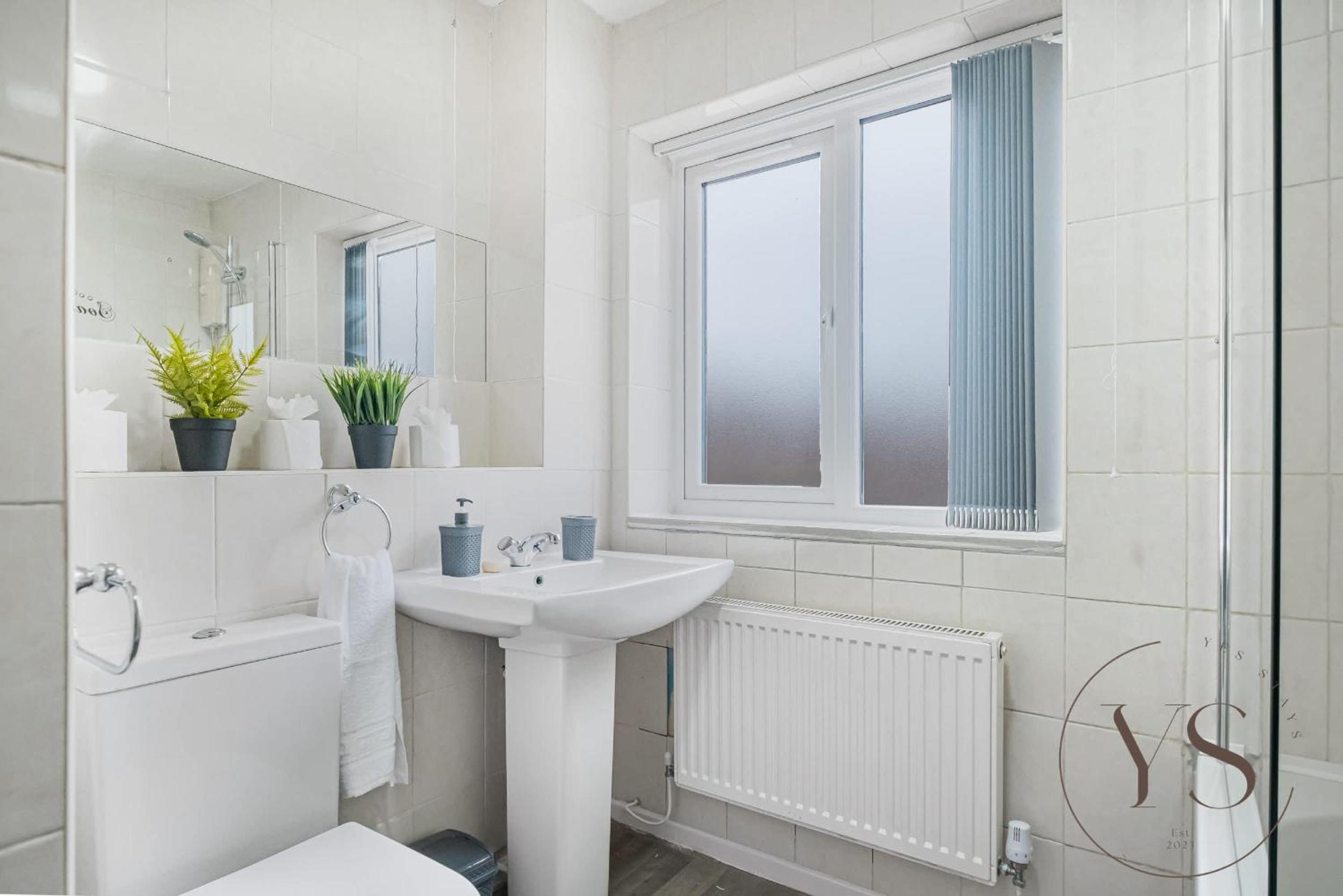 Modern 3BR Family Home in 14 Hempole Lane Near Dudley with Netflix, Wi-Fi & Free Parking