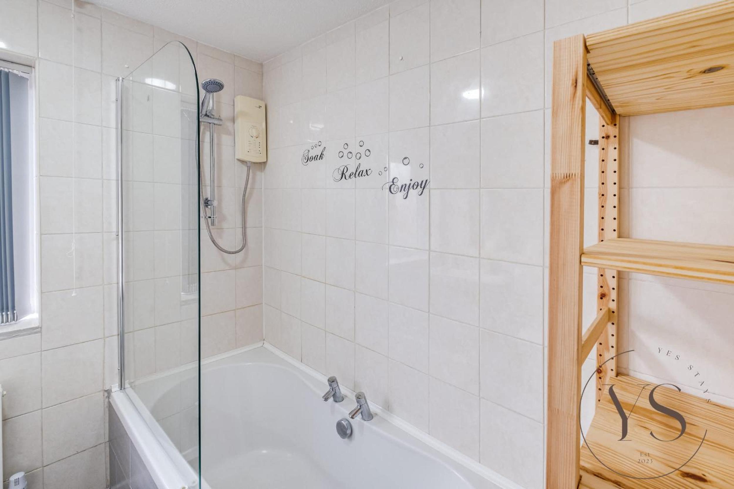 Modern 3BR Family Home in 14 Hempole Lane Near Dudley with Netflix, Wi-Fi & Free Parking