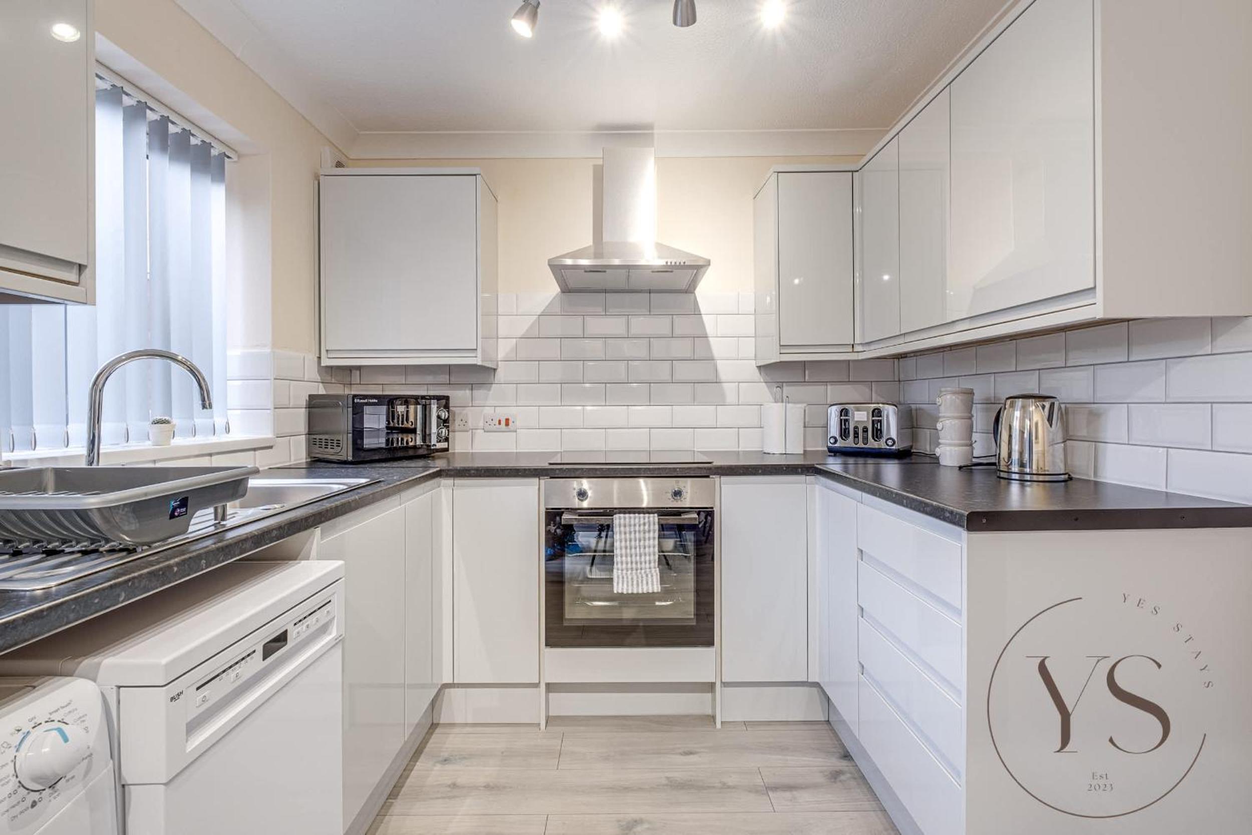 Modern 3BR Family Home in 14 Hempole Lane Near Dudley with Netflix, Wi-Fi & Free Parking