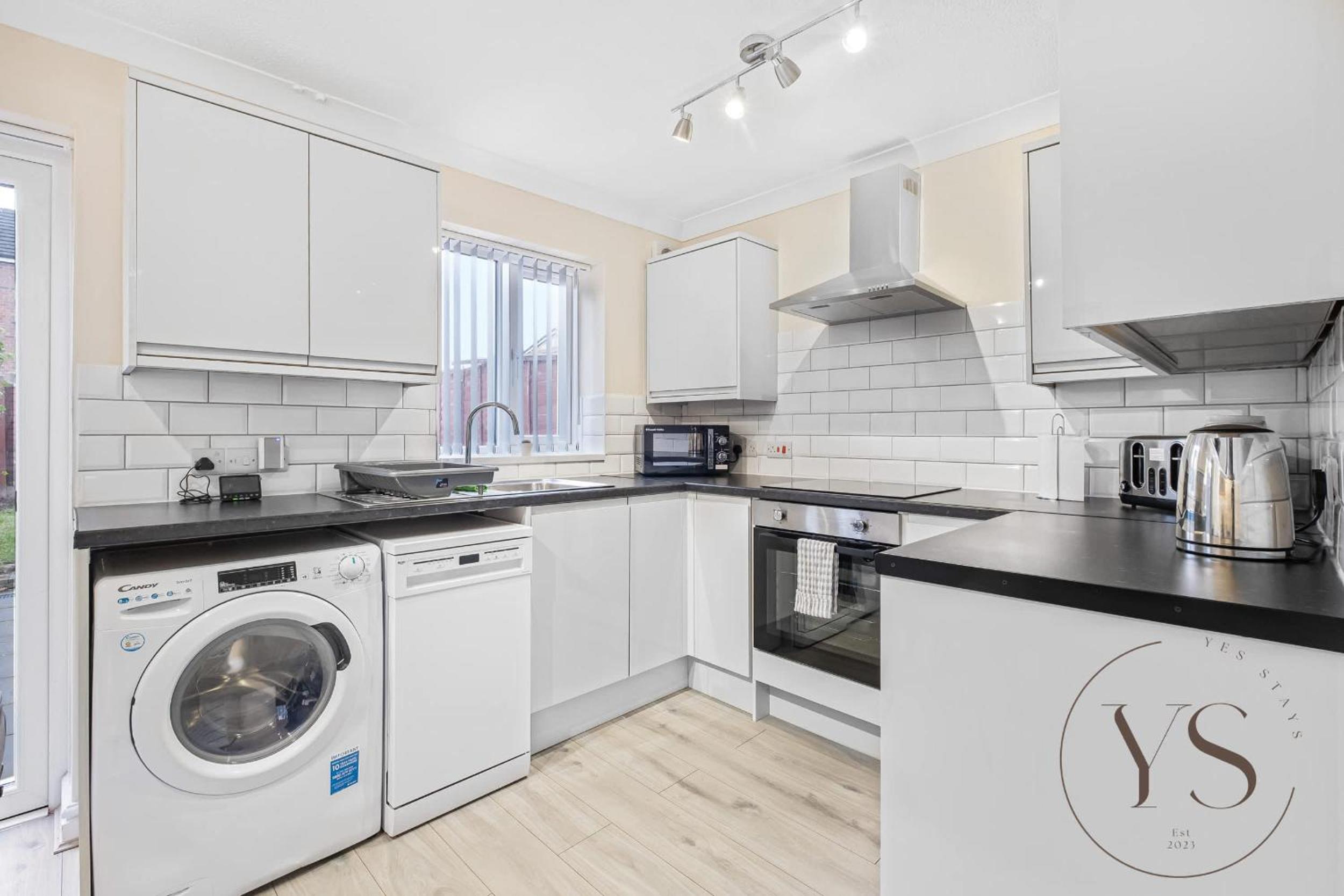Modern 3BR Family Home in 14 Hempole Lane Near Dudley with Netflix, Wi-Fi & Free Parking