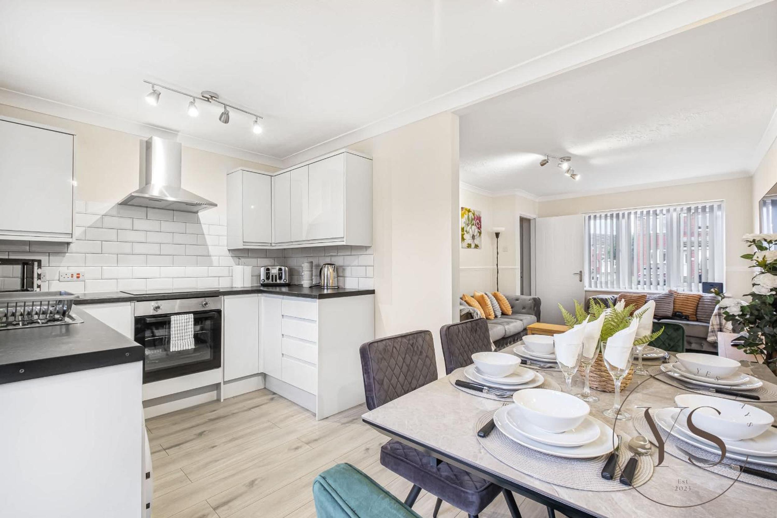 Modern 3BR Family Home in 14 Hempole Lane Near Dudley with Netflix, Wi-Fi & Free Parking