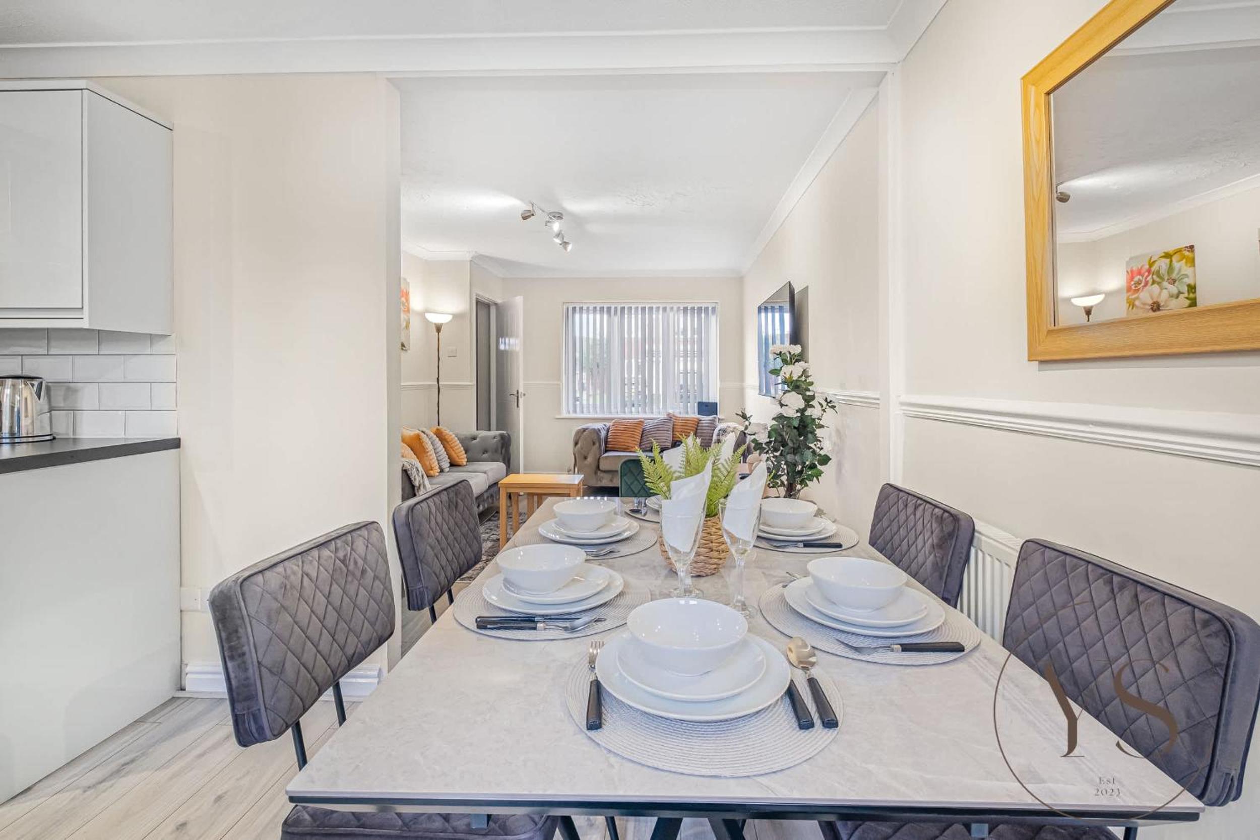 Modern 3BR Family Home in 14 Hempole Lane Near Dudley with Netflix, Wi-Fi & Free Parking