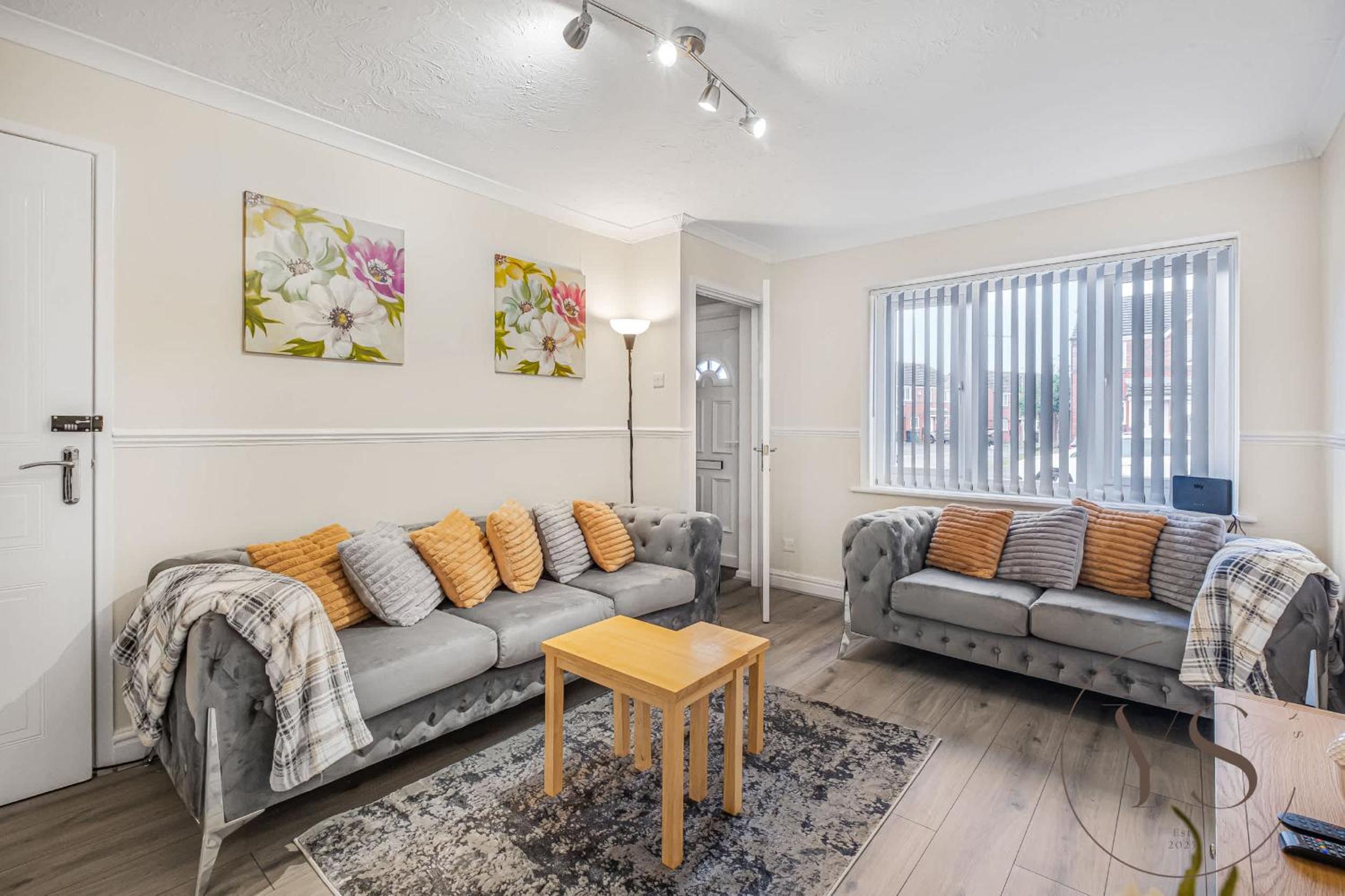 Modern 3BR Family Home in 14 Hempole Lane Near Dudley with Netflix, Wi-Fi & Free Parking