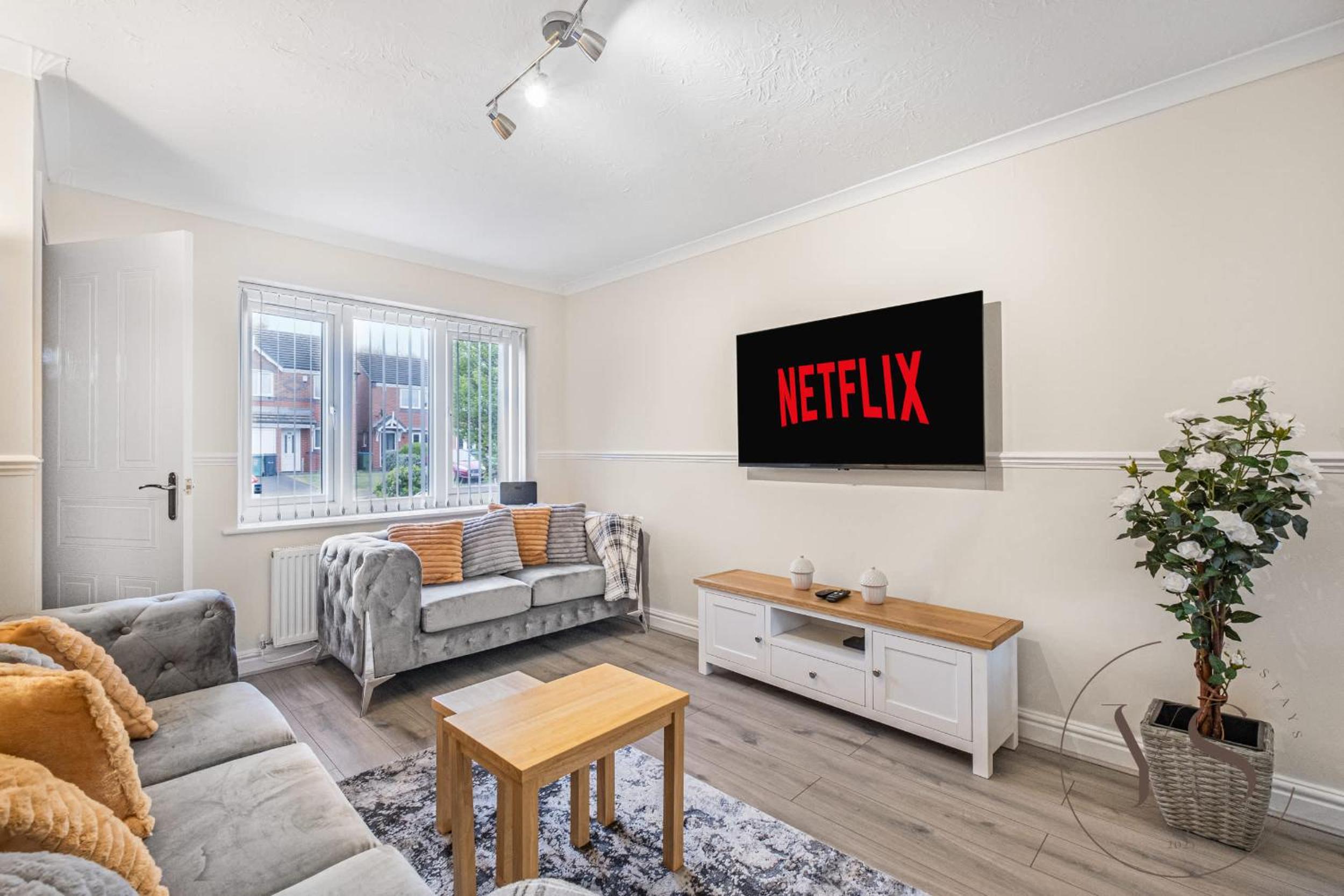 Modern 3BR Family Home in 14 Hempole Lane Near Dudley with Netflix, Wi-Fi & Free Parking