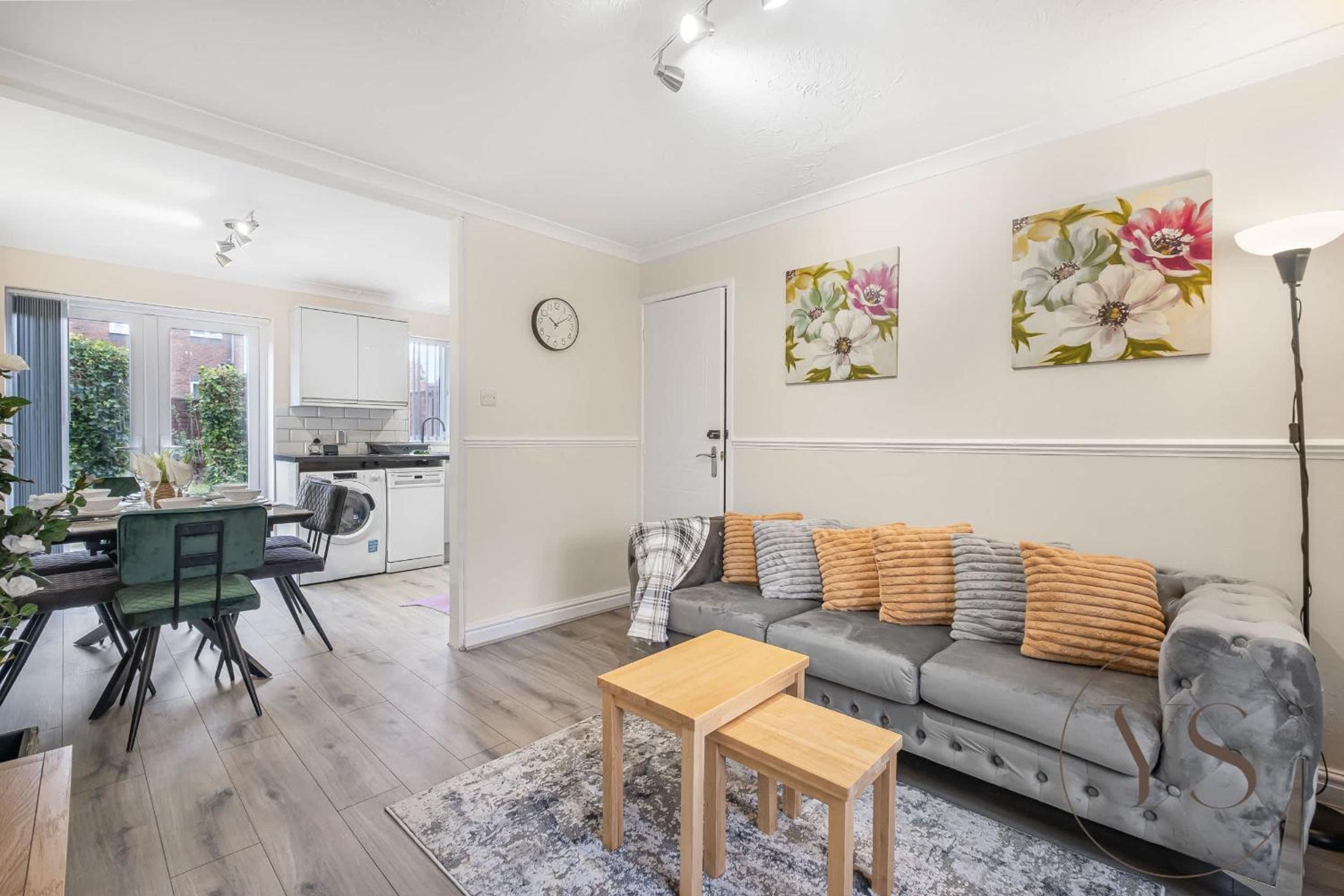 Modern 3BR Family Home in 14 Hempole Lane Near Dudley with Netflix, Wi-Fi & Free Parking