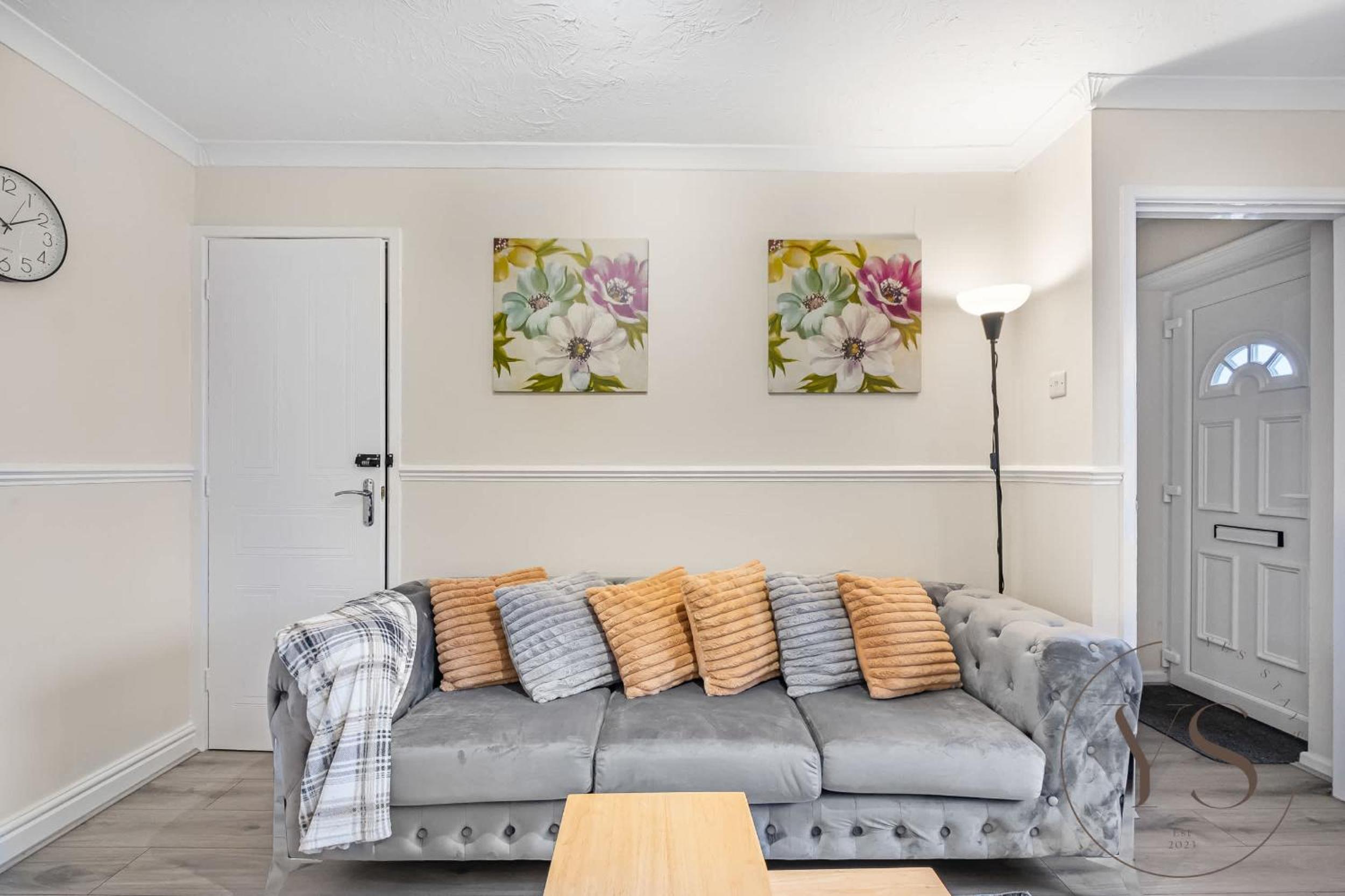 Modern 3BR Family Home in 14 Hempole Lane Near Dudley with Netflix, Wi-Fi & Free Parking