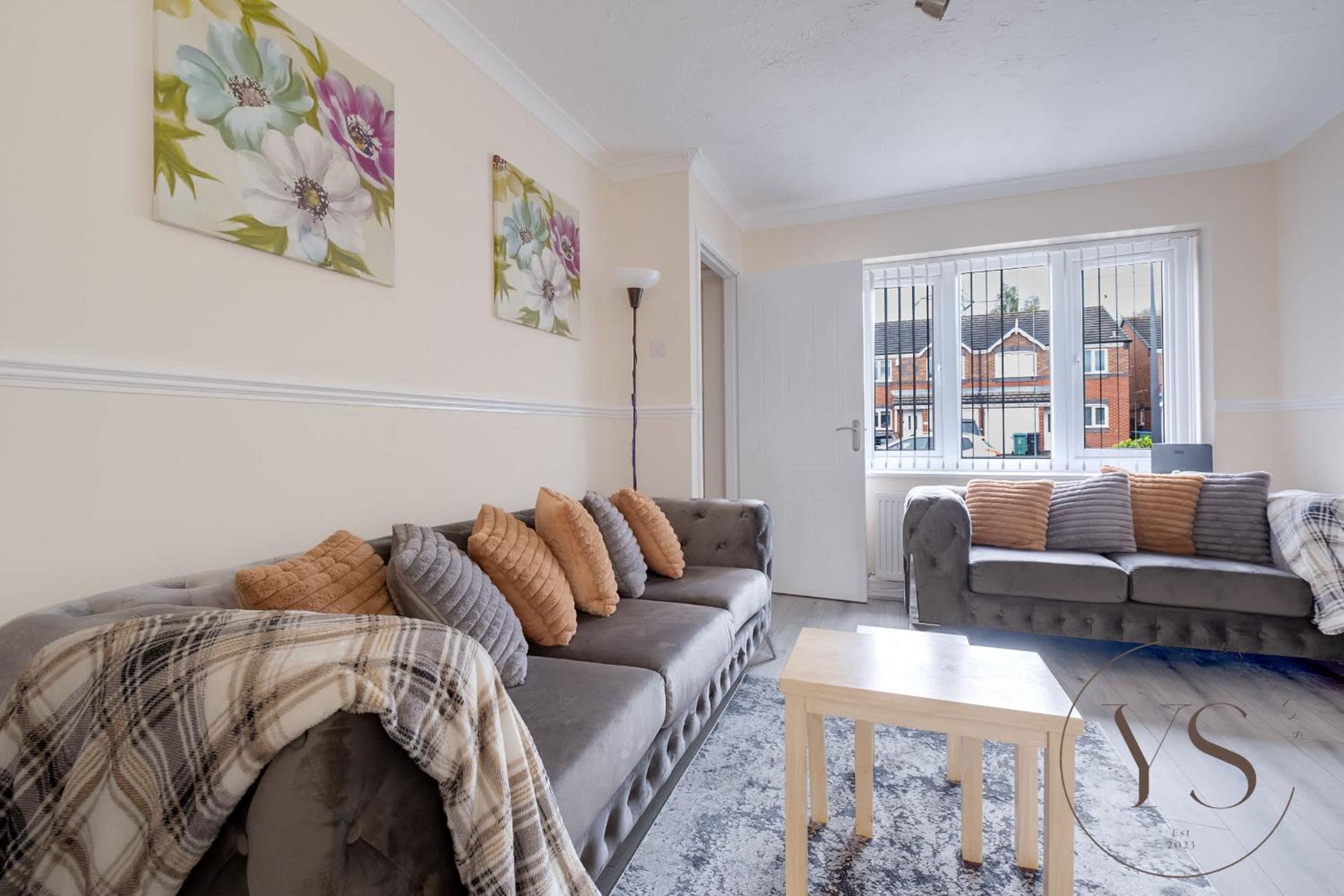 Modern 3BR Family Home in 14 Hempole Lane Near Dudley with Netflix, Wi-Fi & Free Parking