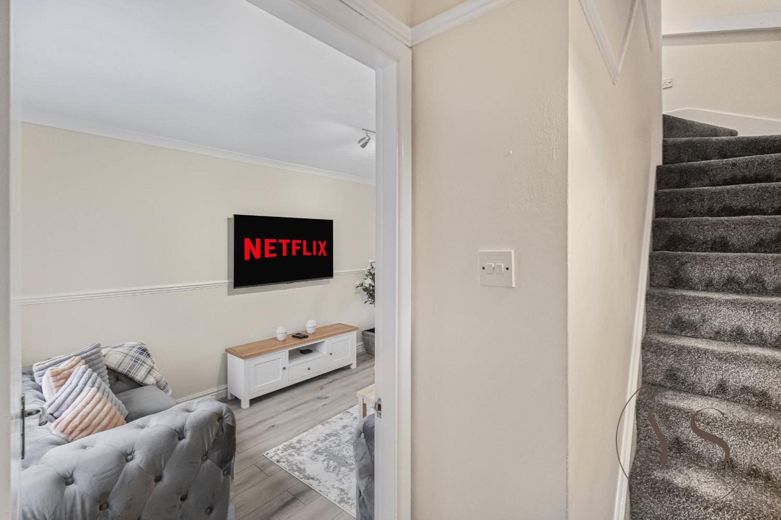 Modern 3BR Family Home in 14 Hempole Lane Near Dudley with Netflix, Wi-Fi & Free Parking